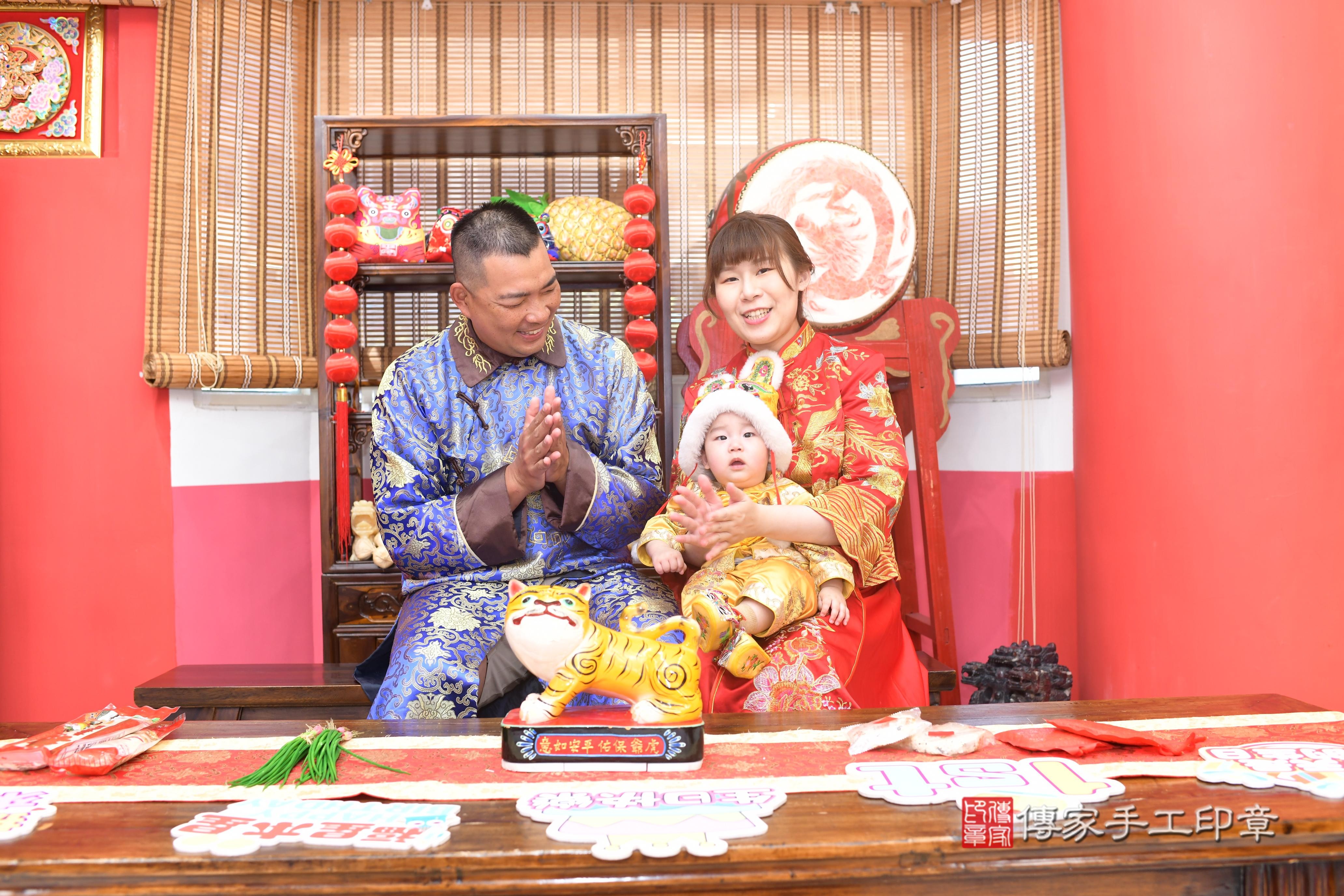 傳家手工印章高雄店、抓周、度脺、中國風會場、傳家嬰兒古禮、吉祥話、抓周道具物品24種、拍照。抓周證書。寶寶抓周、滿周歲、生日快樂、祝福