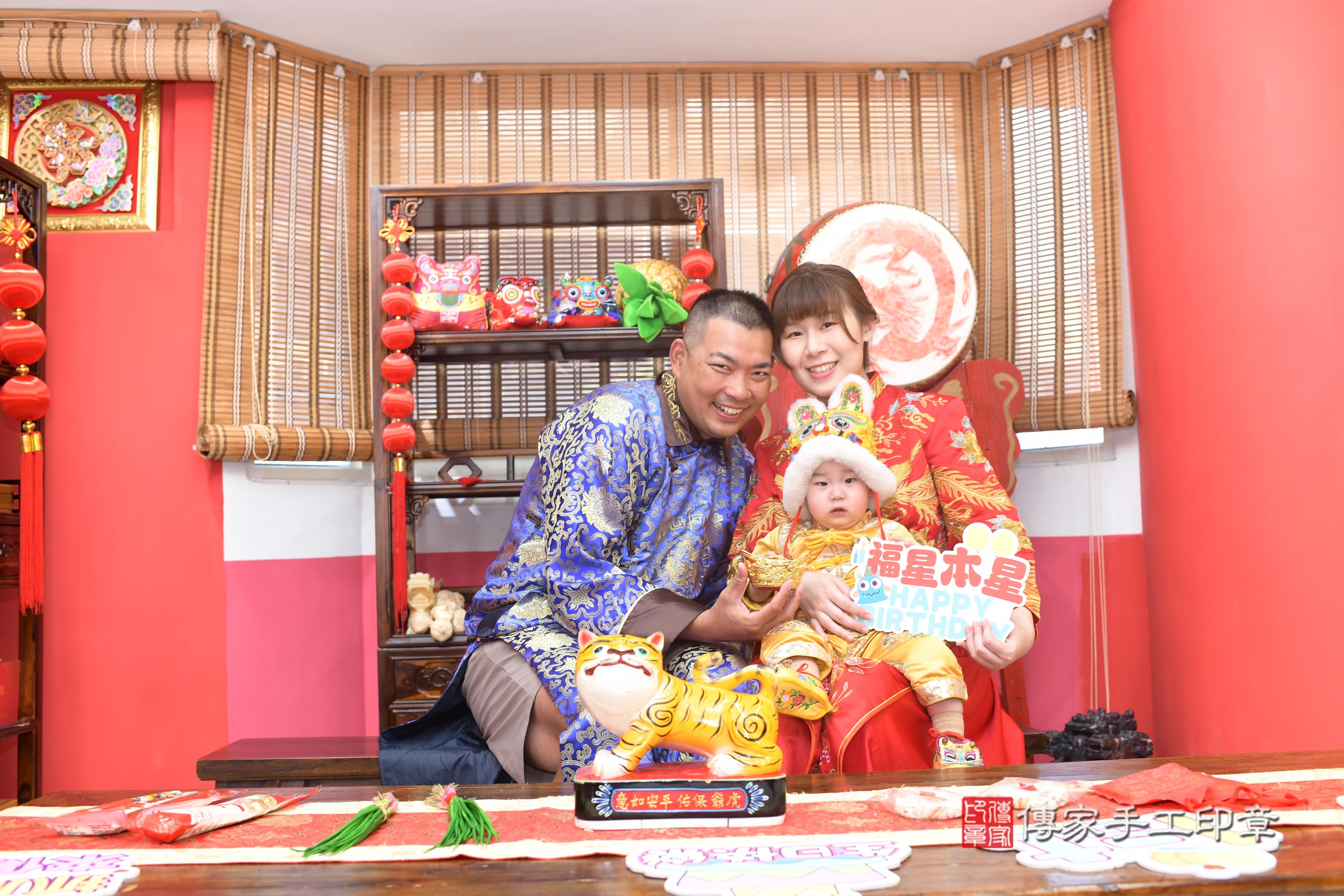 傳家手工印章高雄店、抓周、度脺、中國風會場、傳家嬰兒古禮、吉祥話、抓周道具物品24種、拍照。抓周證書。寶寶抓周、滿周歲、生日快樂、祝福
