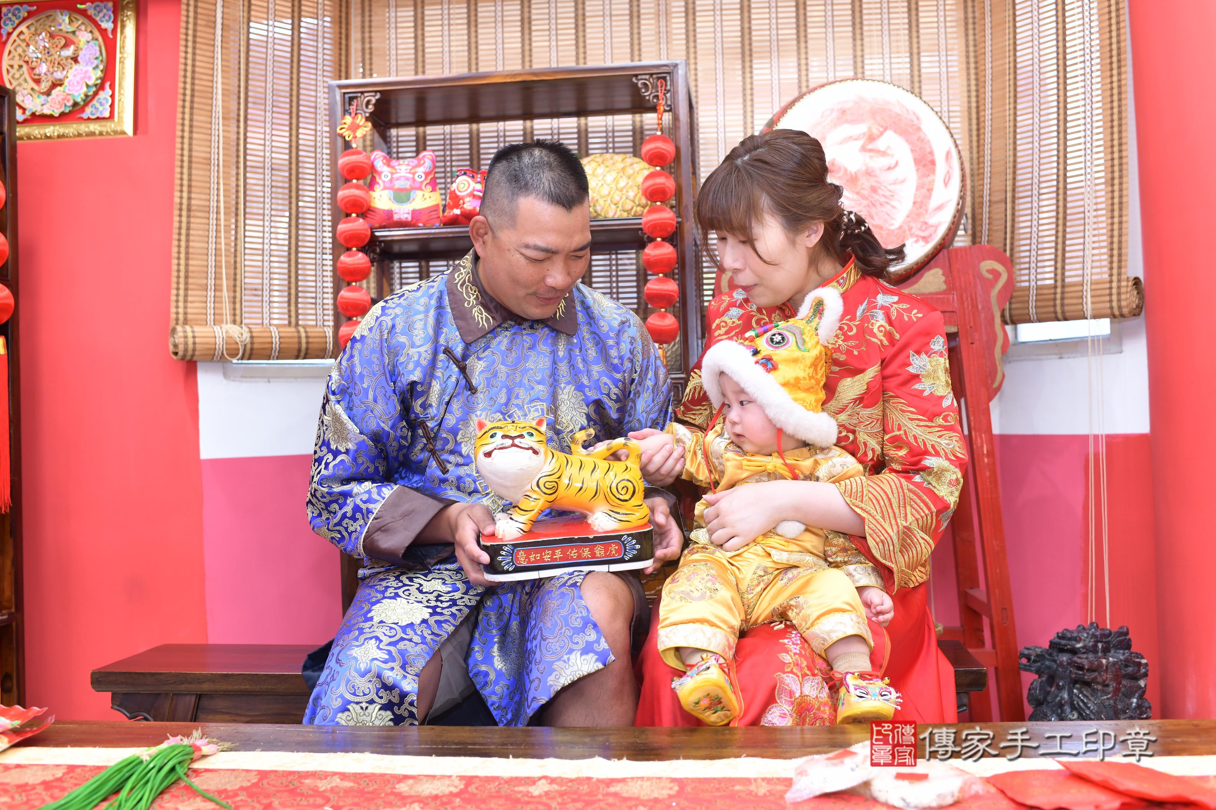 傳家手工印章高雄店、抓周、度脺、中國風會場、傳家嬰兒古禮、吉祥話、抓周道具物品24種、拍照。抓周證書。寶寶抓周、滿周歲、生日快樂、祝福