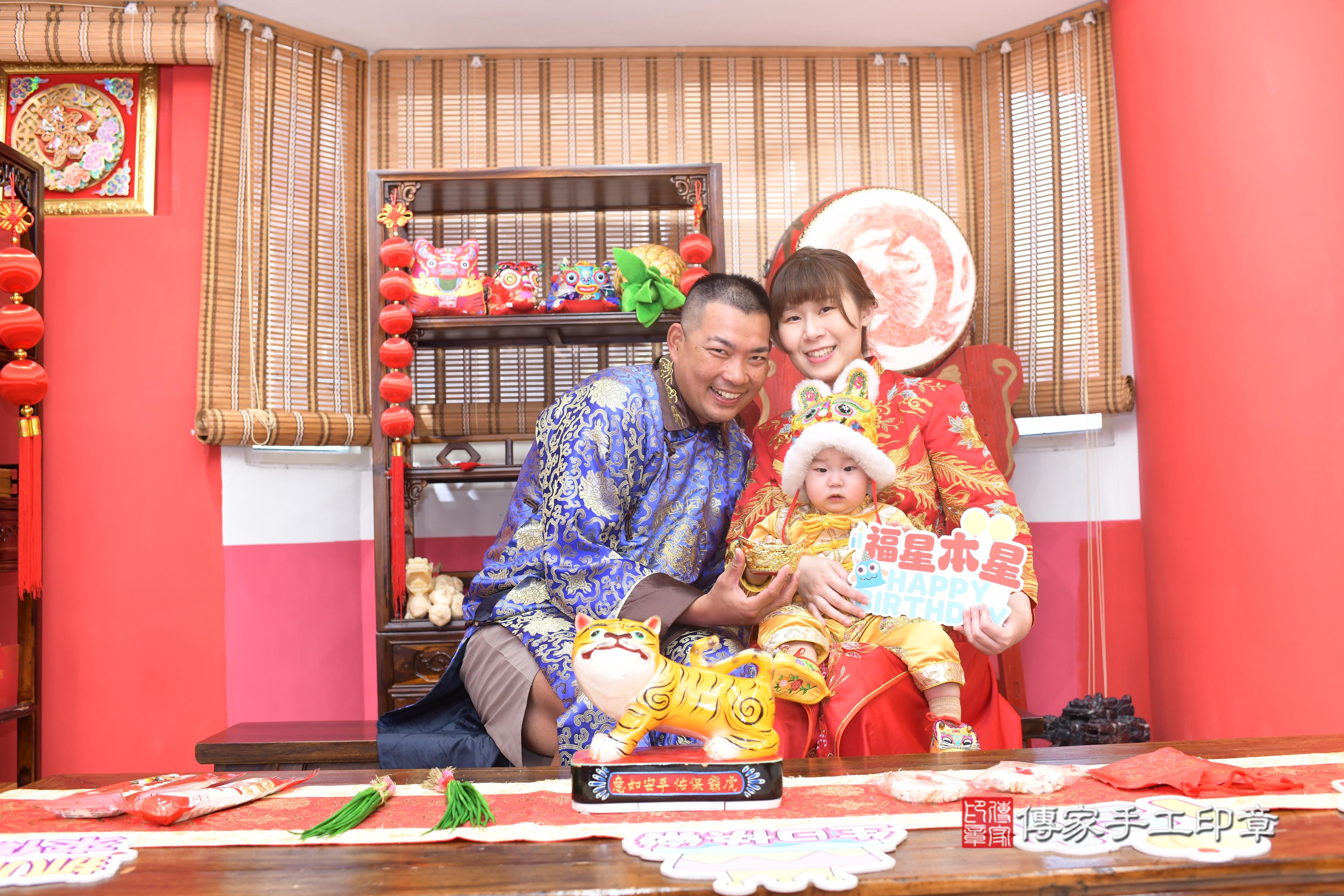 傳家手工印章高雄店、抓周、度脺、中國風會場、傳家嬰兒古禮、吉祥話、抓周道具物品24種、拍照。抓周證書。寶寶抓周、滿周歲、生日快樂、祝福