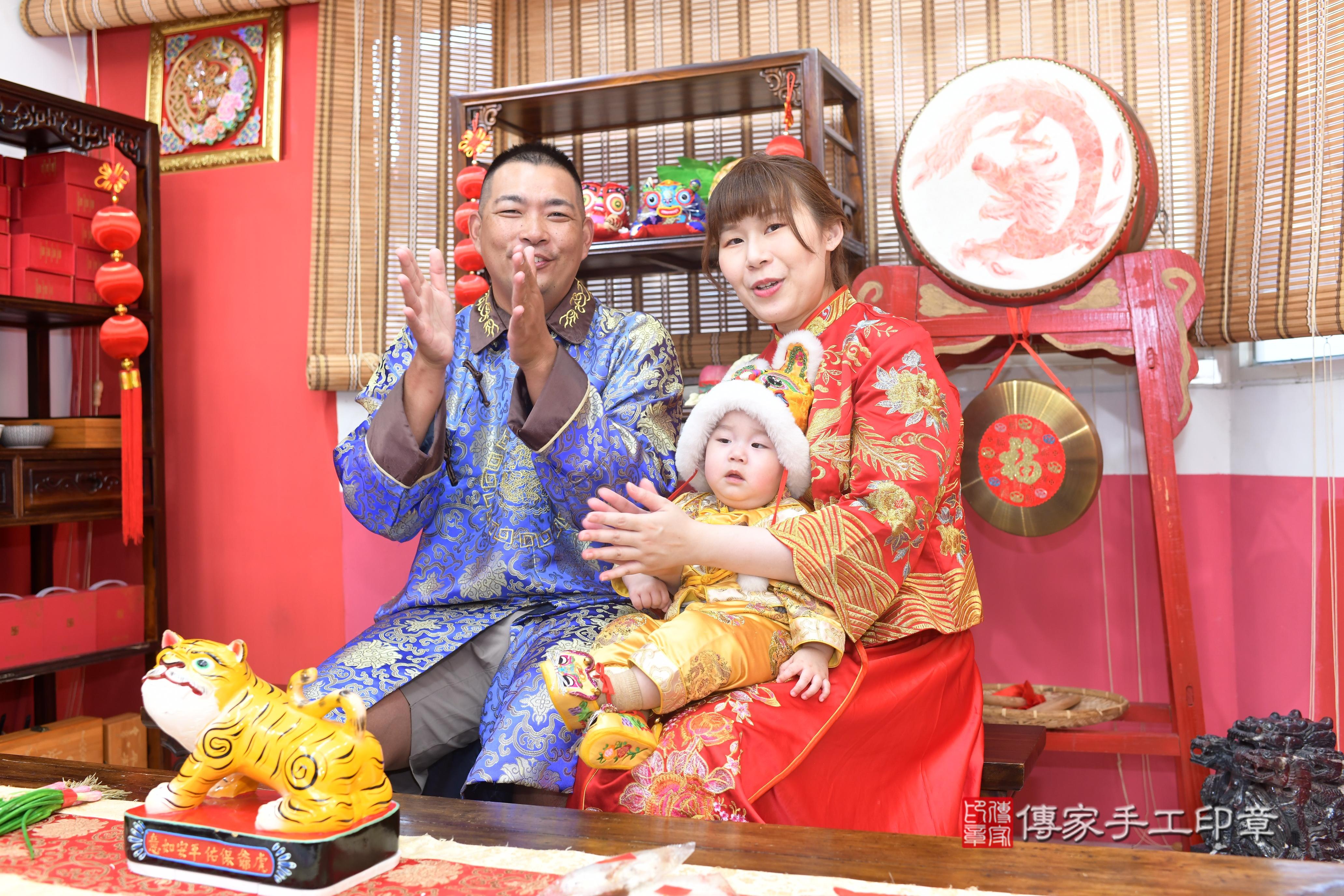 傳家手工印章高雄店、抓周、度脺、中國風會場、傳家嬰兒古禮、吉祥話、抓周道具物品24種、拍照。抓周證書。寶寶抓周、滿周歲、生日快樂、祝福