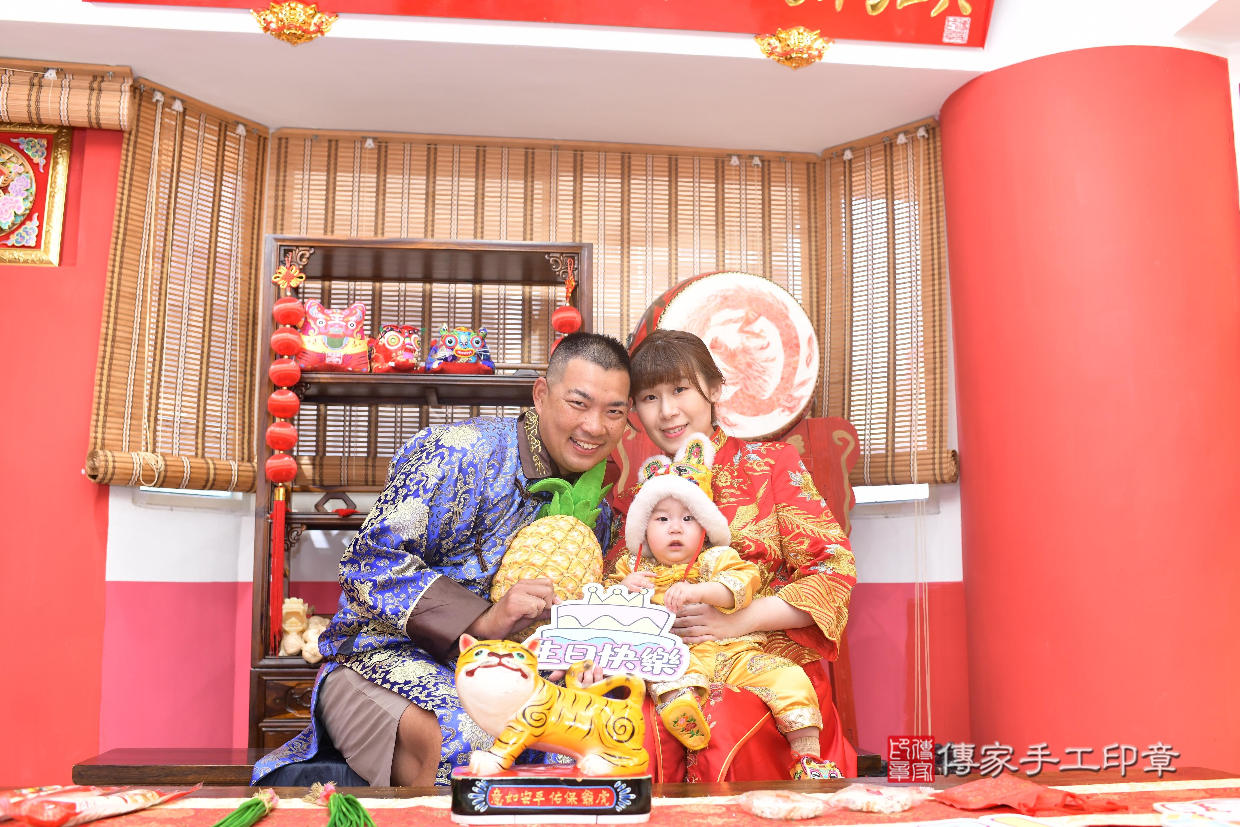 傳家手工印章高雄店、抓周、度脺、中國風會場、傳家嬰兒古禮、吉祥話、抓周道具物品24種、拍照。抓周證書。寶寶抓周、滿周歲、生日快樂、祝福