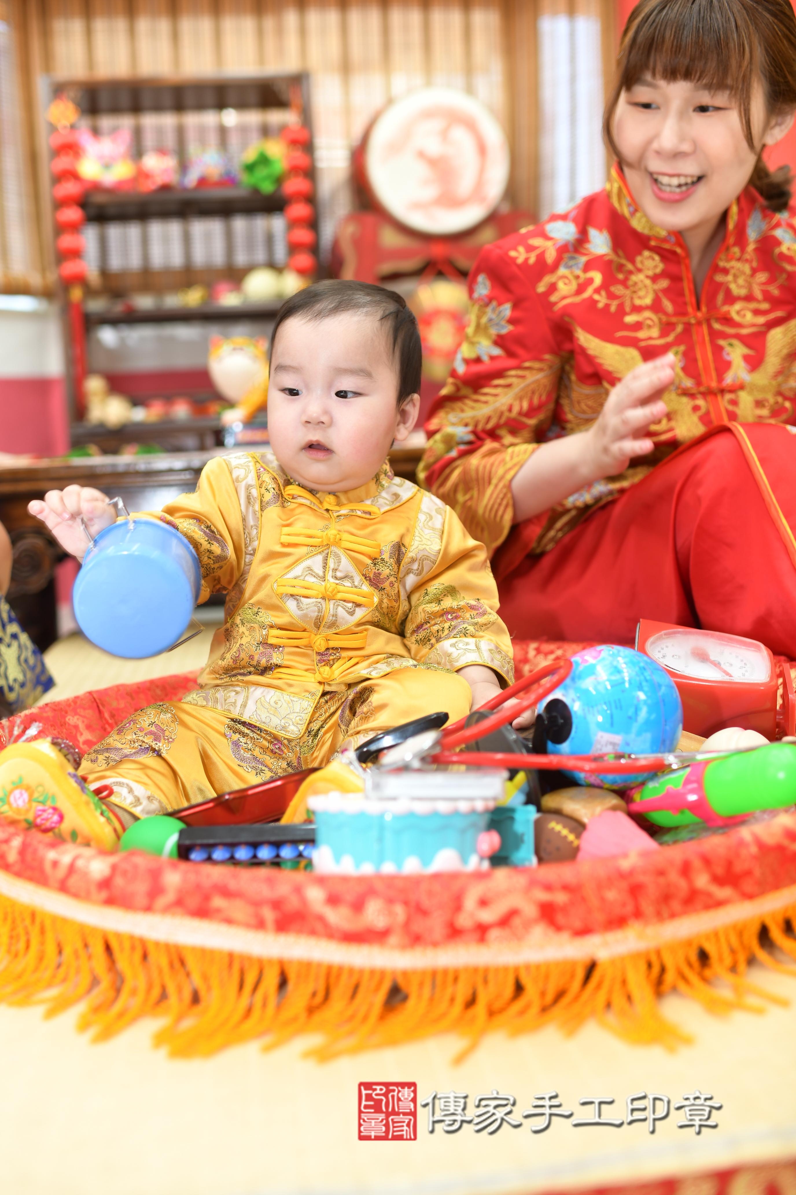 傳家手工印章高雄店、抓周、度脺、中國風會場、傳家嬰兒古禮、吉祥話、抓周道具物品24種、拍照。抓周證書。寶寶抓周、滿周歲、生日快樂、祝福