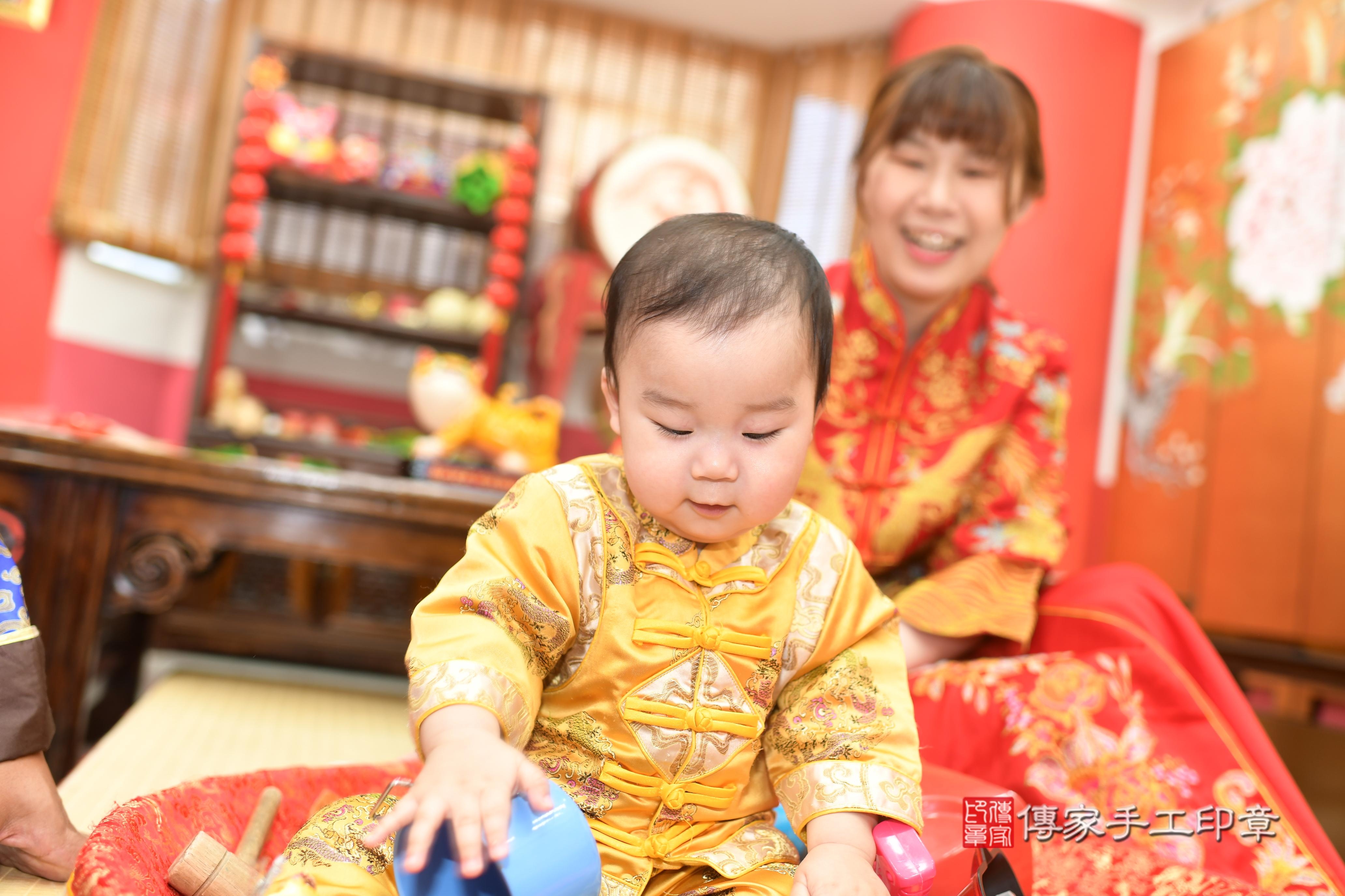 傳家手工印章高雄店、抓周、度脺、中國風會場、傳家嬰兒古禮、吉祥話、抓周道具物品24種、拍照。抓周證書。寶寶抓周、滿周歲、生日快樂、祝福