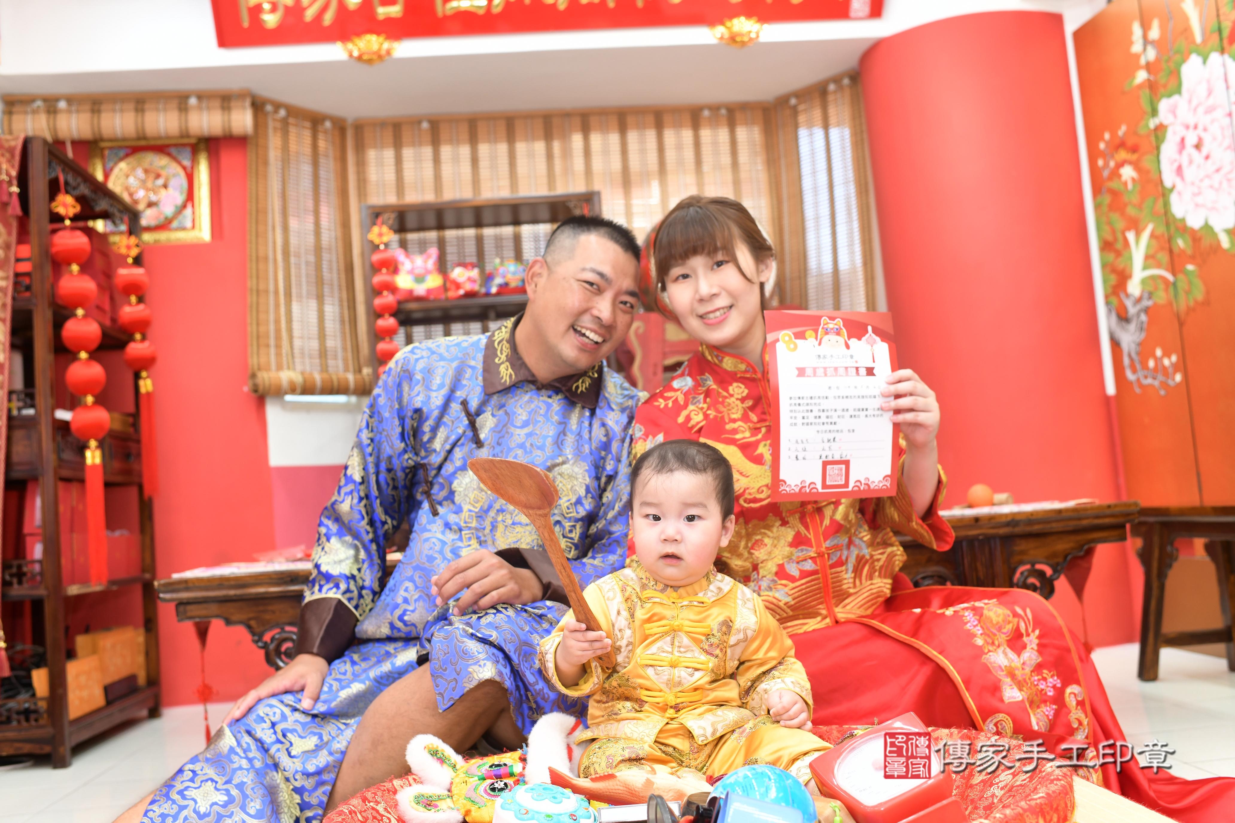 傳家手工印章高雄店、抓周、度脺、中國風會場、傳家嬰兒古禮、吉祥話、抓周道具物品24種、拍照。抓周證書。寶寶抓周、滿周歲、生日快樂、祝福