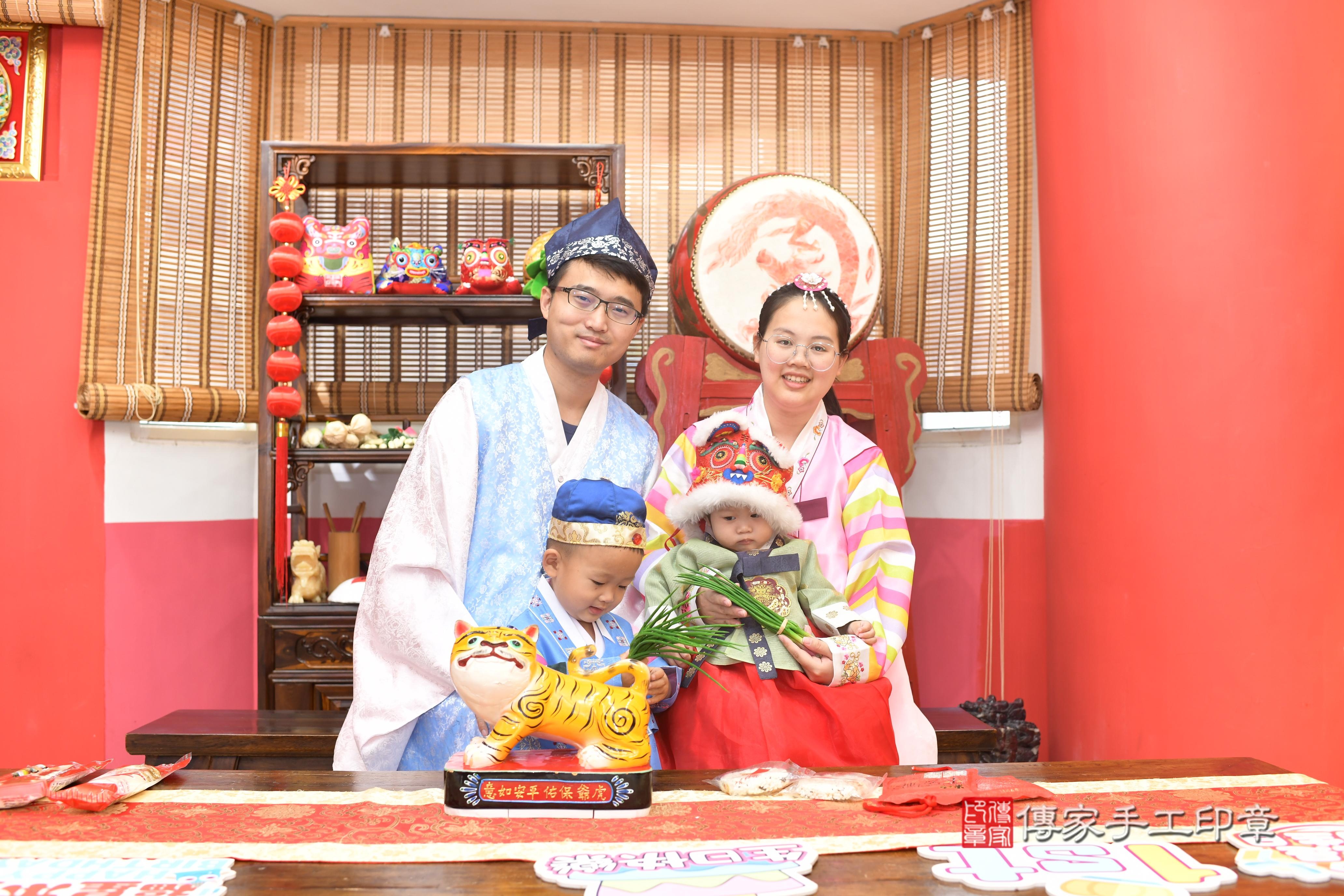 傳家手工印章高雄店、抓周、度脺、中國風會場、傳家嬰兒古禮、吉祥話、抓周道具物品24種、拍照。抓周證書。寶寶抓周、滿周歲、生日快樂、祝福