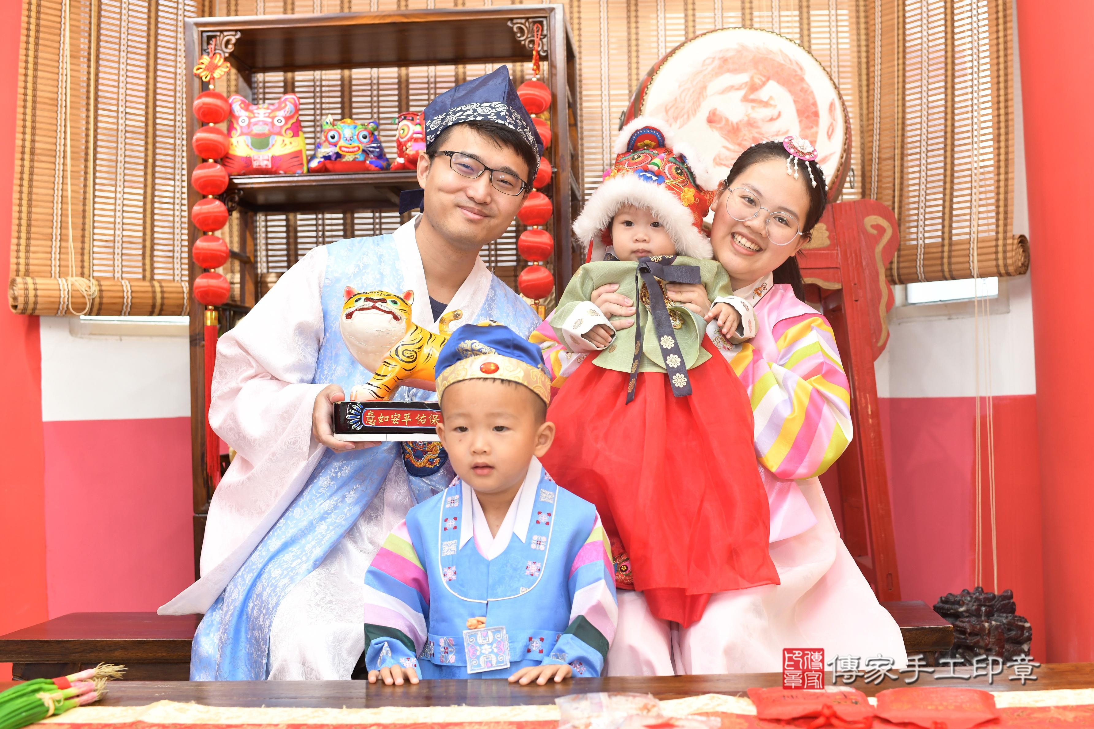 傳家手工印章高雄店、抓周、度脺、中國風會場、傳家嬰兒古禮、吉祥話、抓周道具物品24種、拍照。抓周證書。寶寶抓周、滿周歲、生日快樂、祝福