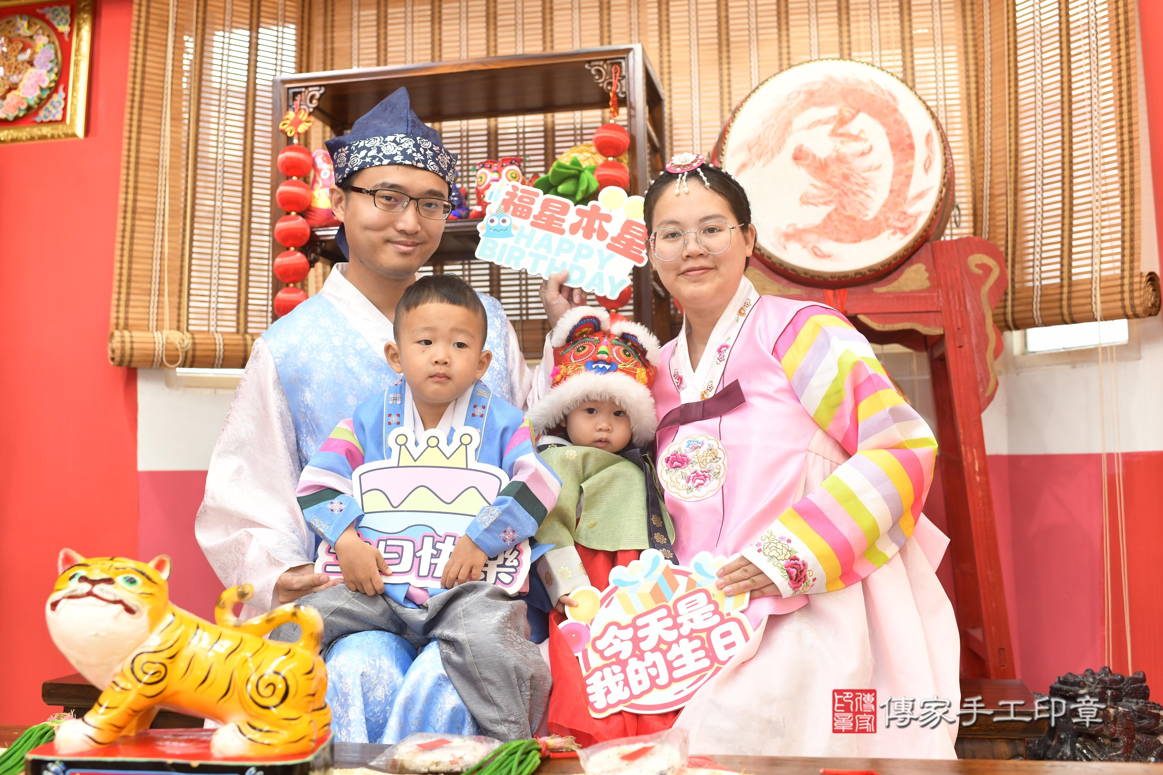 傳家手工印章高雄店、抓周、度脺、中國風會場、傳家嬰兒古禮、吉祥話、抓周道具物品24種、拍照。抓周證書。寶寶抓周、滿周歲、生日快樂、祝福