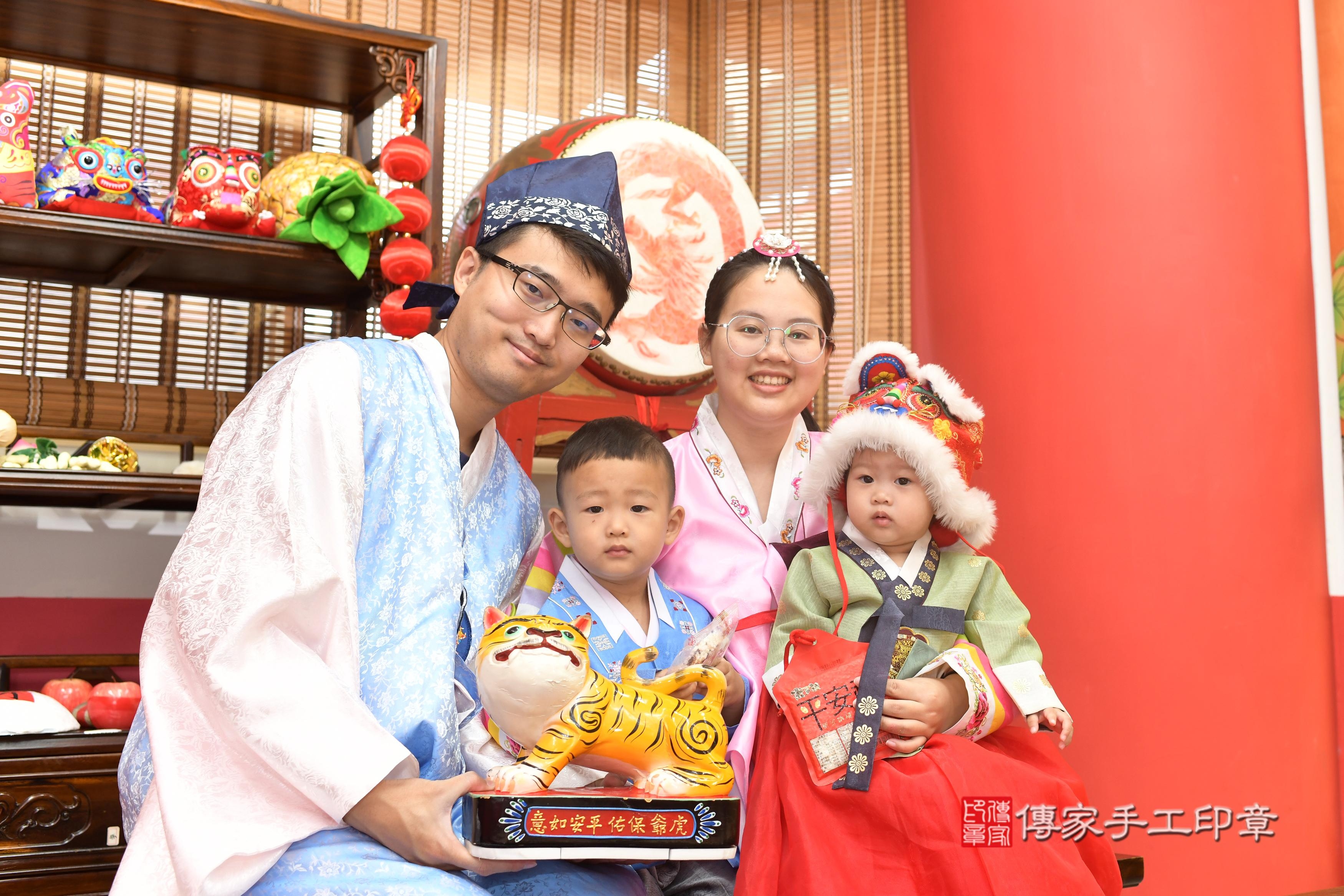 傳家手工印章高雄店、抓周、度脺、中國風會場、傳家嬰兒古禮、吉祥話、抓周道具物品24種、拍照。抓周證書。寶寶抓周、滿周歲、生日快樂、祝福