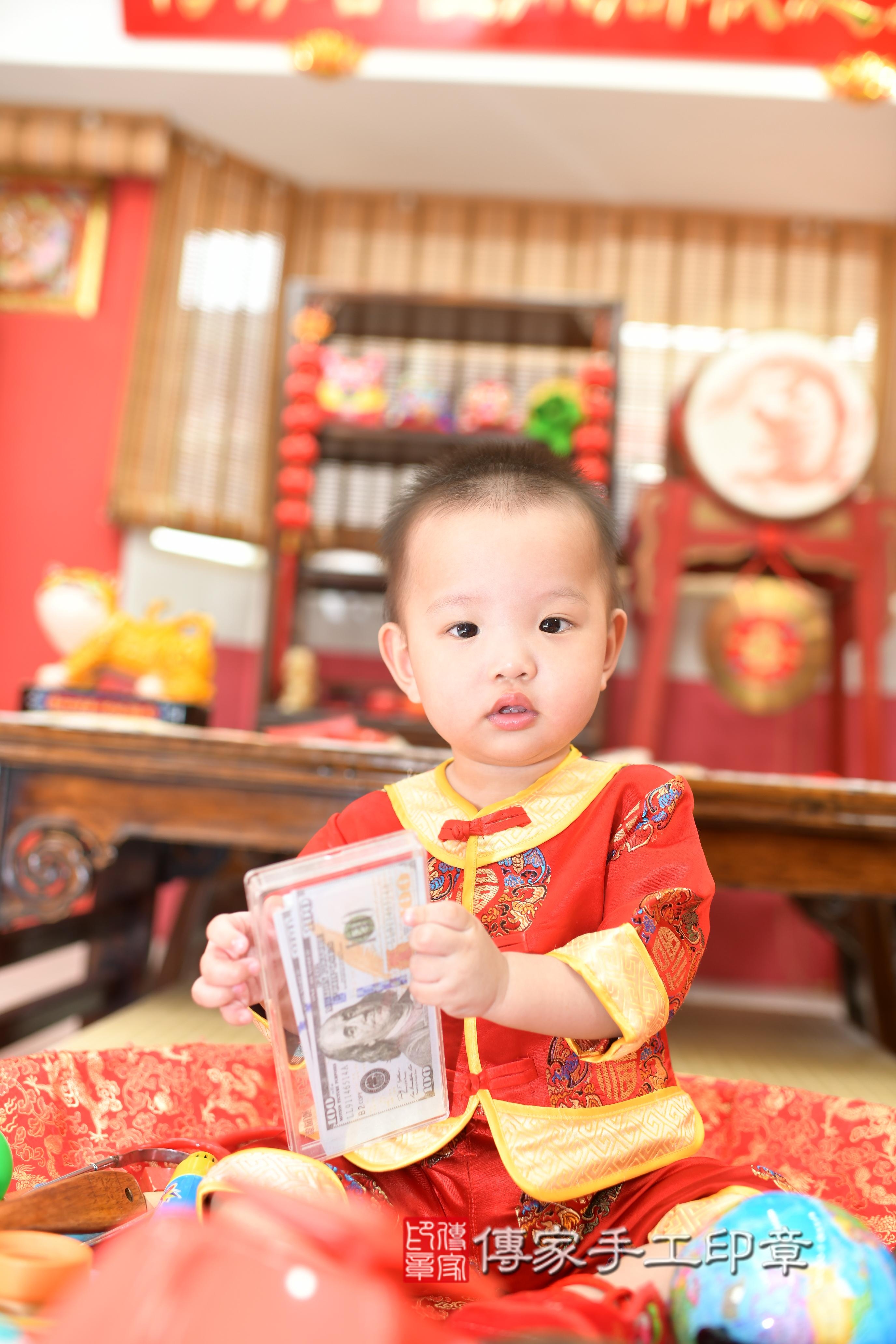 傳家手工印章高雄店、抓周、度脺、中國風會場、傳家嬰兒古禮、吉祥話、抓周道具物品24種、拍照。抓周證書。寶寶抓周、滿周歲、生日快樂、祝福