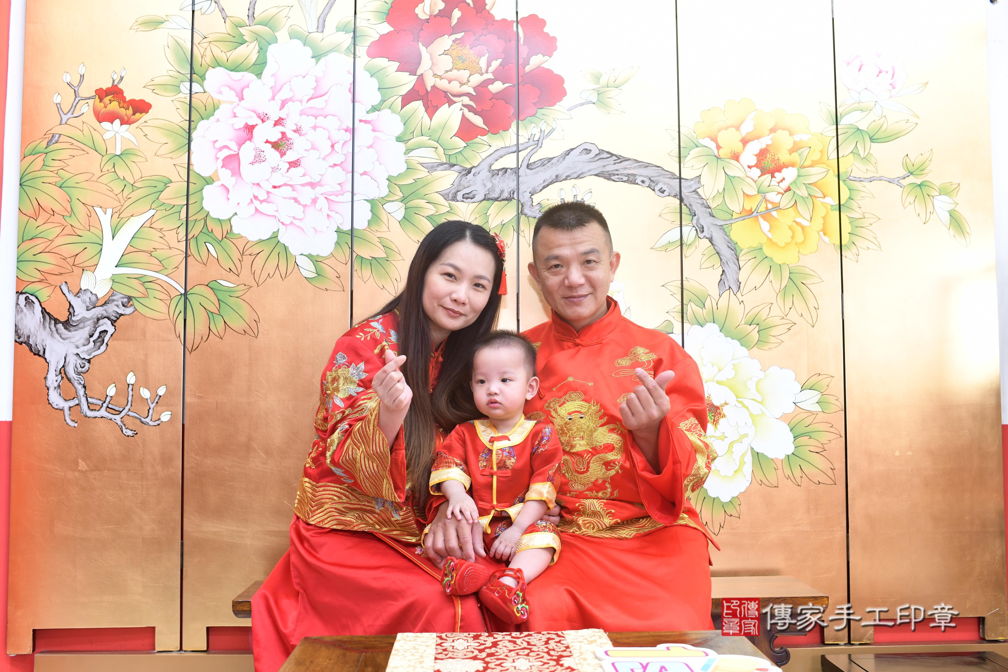 傳家手工印章高雄店、抓周、度脺、中國風會場、傳家嬰兒古禮、吉祥話、抓周道具物品24種、拍照。抓周證書。寶寶抓周、滿周歲、生日快樂、祝福