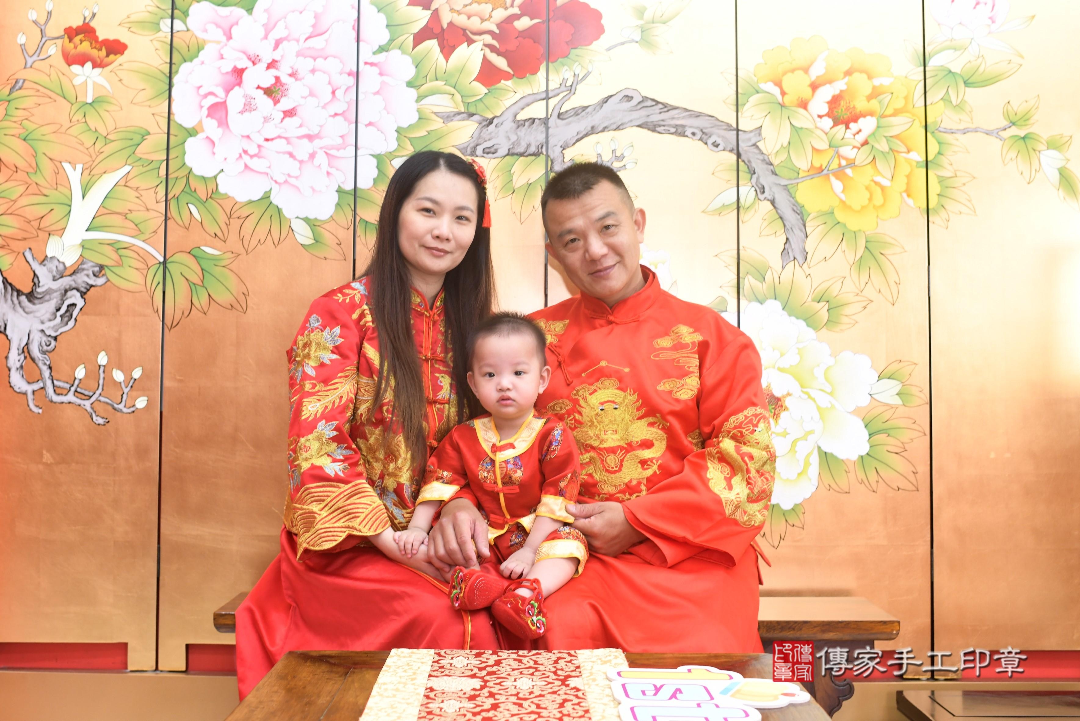 傳家手工印章高雄店、抓周、度脺、中國風會場、傳家嬰兒古禮、吉祥話、抓周道具物品24種、拍照。抓周證書。寶寶抓周、滿周歲、生日快樂、祝福