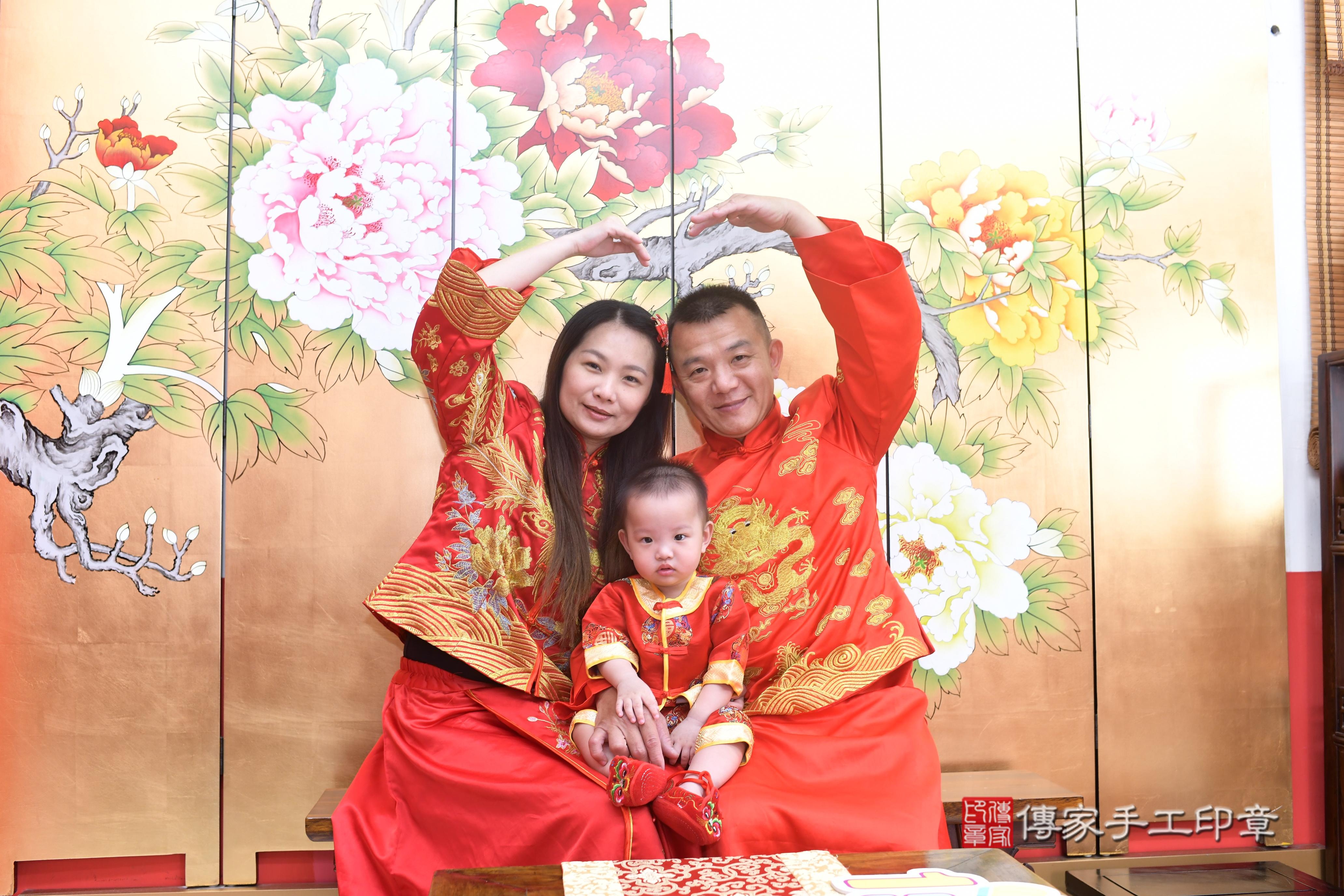 傳家手工印章高雄店、抓周、度脺、中國風會場、傳家嬰兒古禮、吉祥話、抓周道具物品24種、拍照。抓周證書。寶寶抓周、滿周歲、生日快樂、祝福