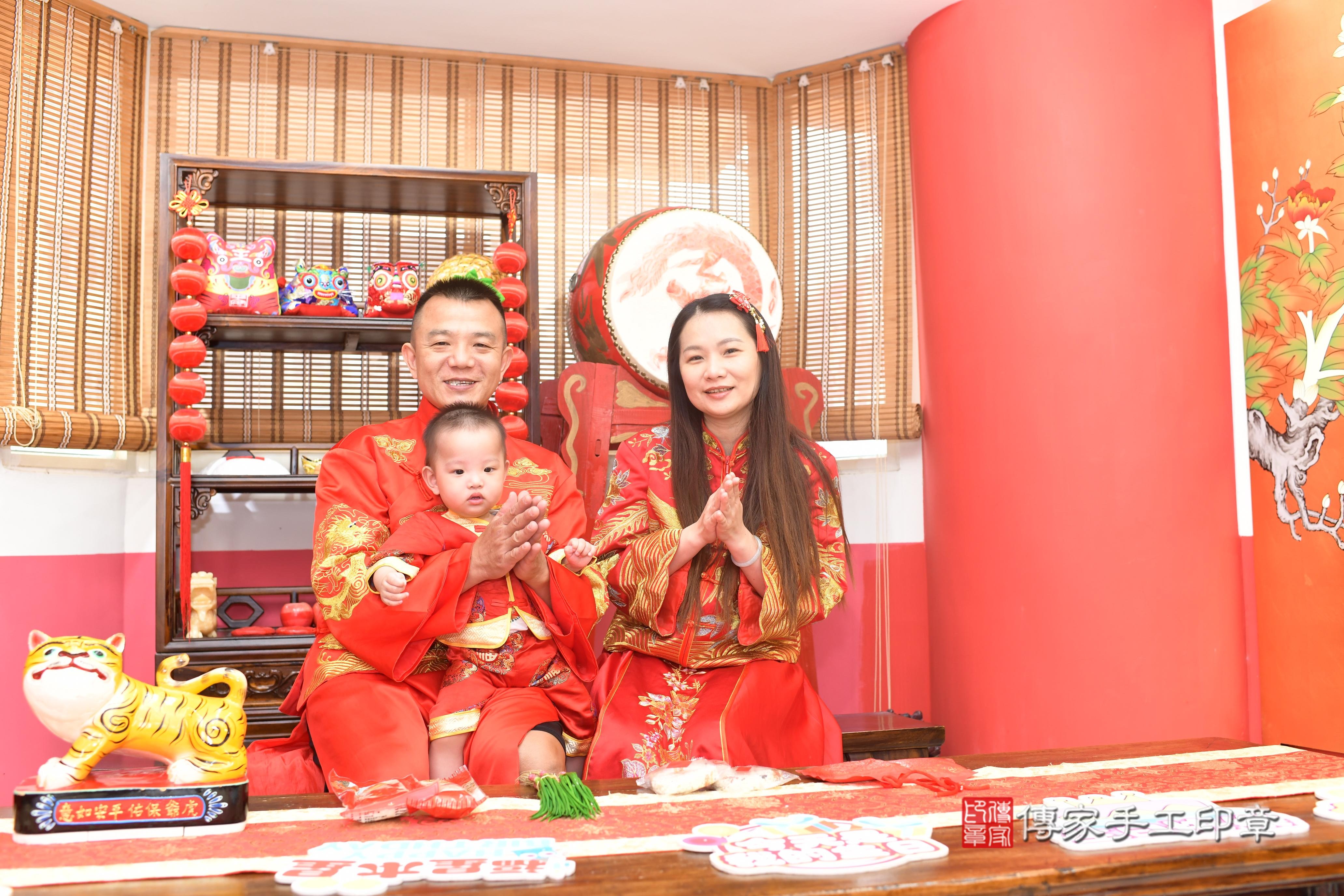 傳家手工印章高雄店、抓周、度脺、中國風會場、傳家嬰兒古禮、吉祥話、抓周道具物品24種、拍照。抓周證書。寶寶抓周、滿周歲、生日快樂、祝福