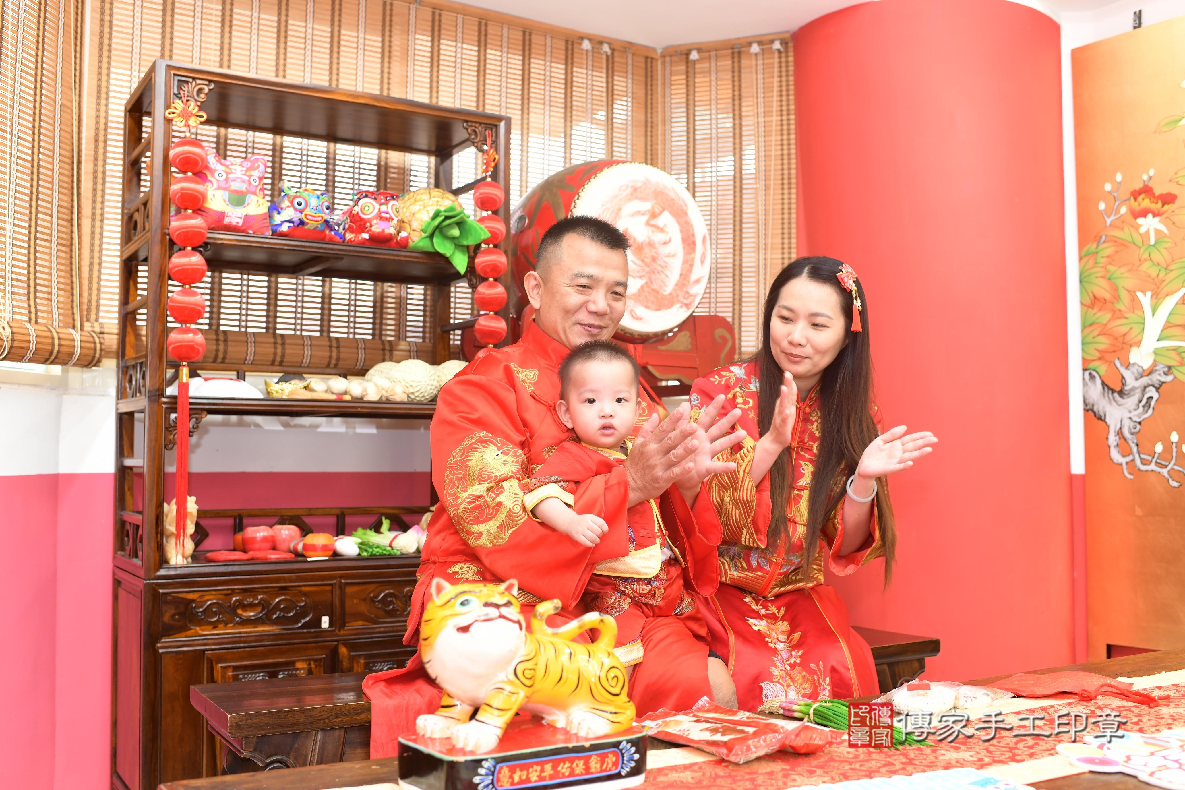 傳家手工印章高雄店、抓周、度脺、中國風會場、傳家嬰兒古禮、吉祥話、抓周道具物品24種、拍照。抓周證書。寶寶抓周、滿周歲、生日快樂、祝福