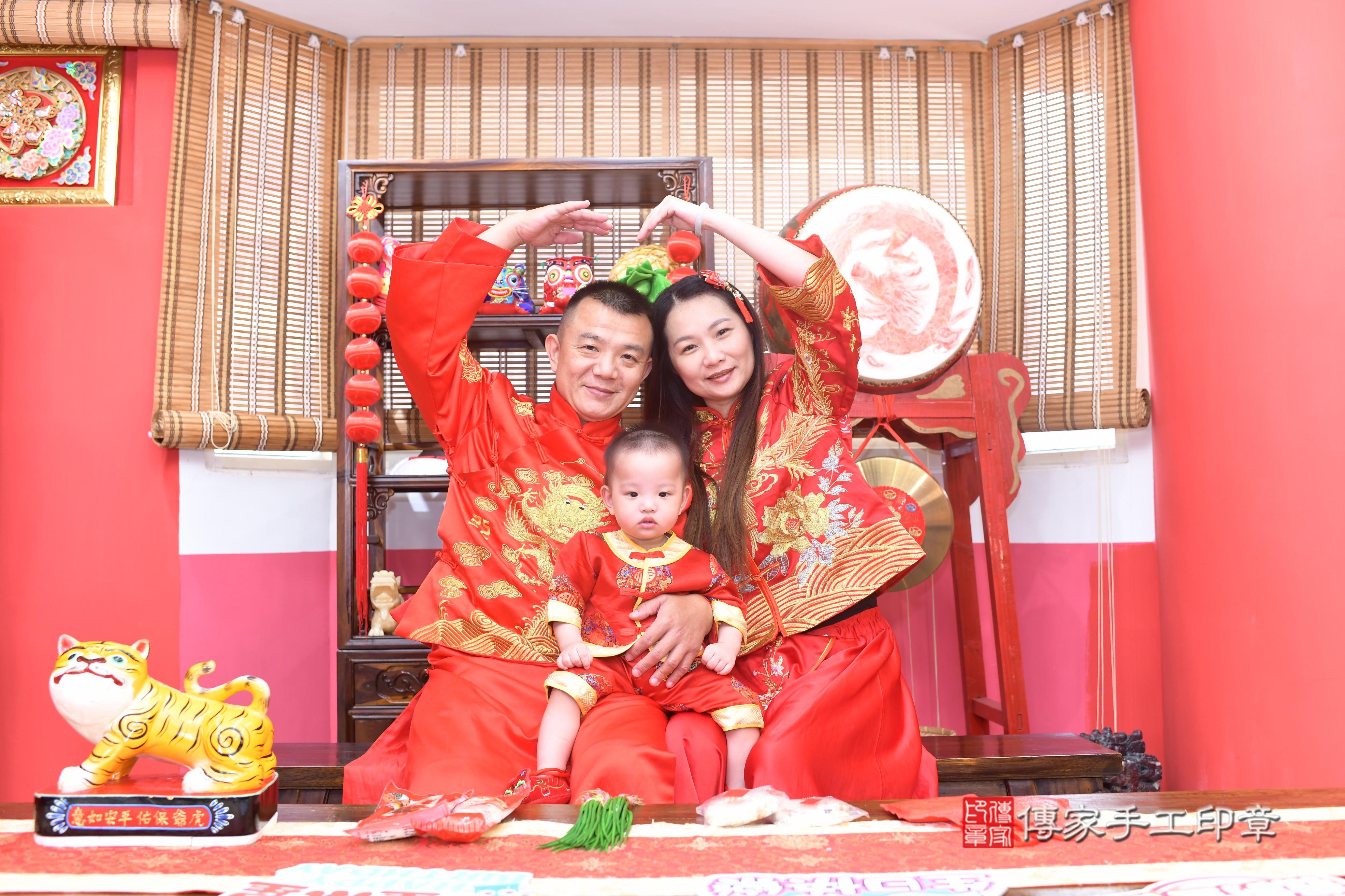 傳家手工印章高雄店、抓周、度脺、中國風會場、傳家嬰兒古禮、吉祥話、抓周道具物品24種、拍照。抓周證書。寶寶抓周、滿周歲、生日快樂、祝福