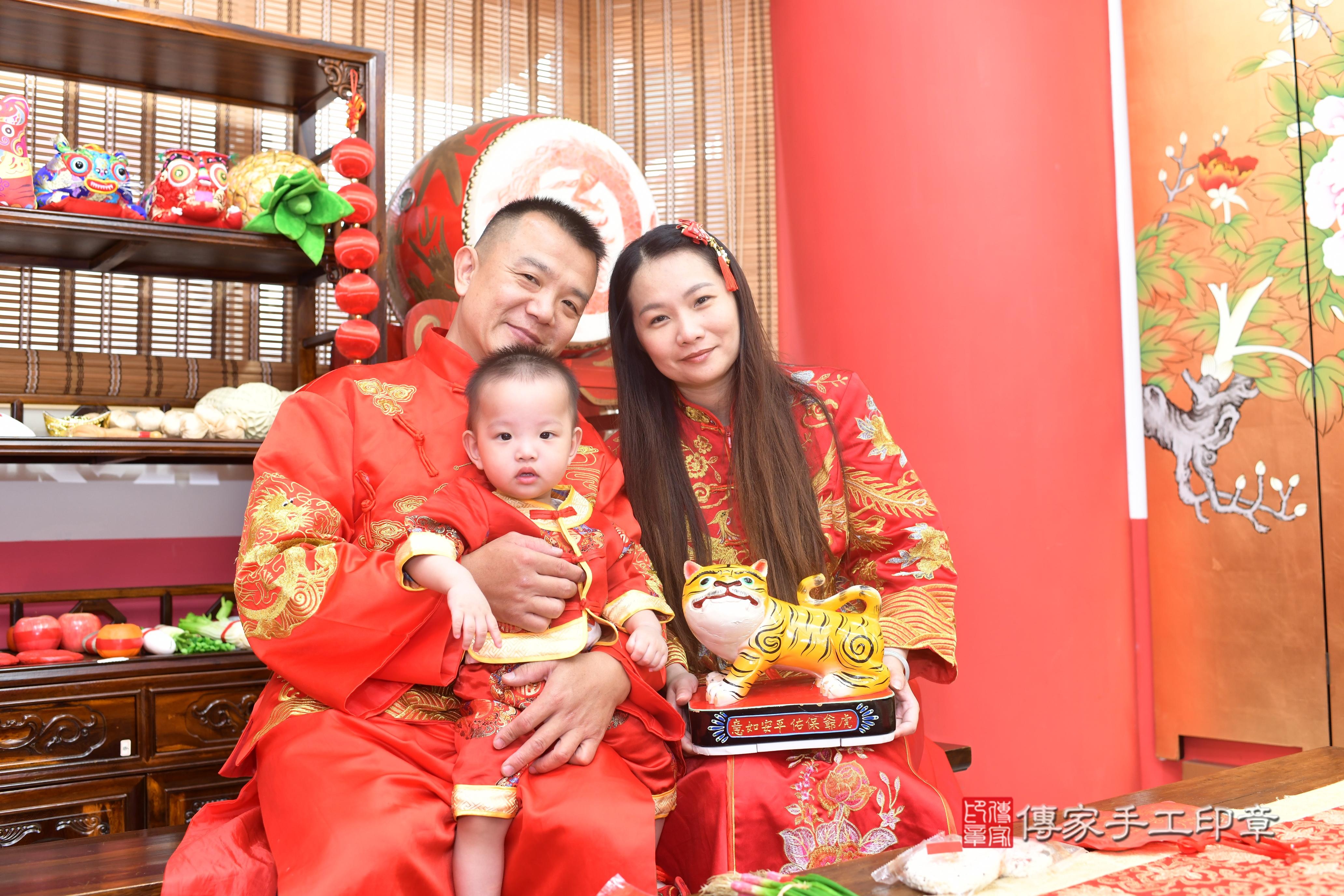 傳家手工印章高雄店、抓周、度脺、中國風會場、傳家嬰兒古禮、吉祥話、抓周道具物品24種、拍照。抓周證書。寶寶抓周、滿周歲、生日快樂、祝福