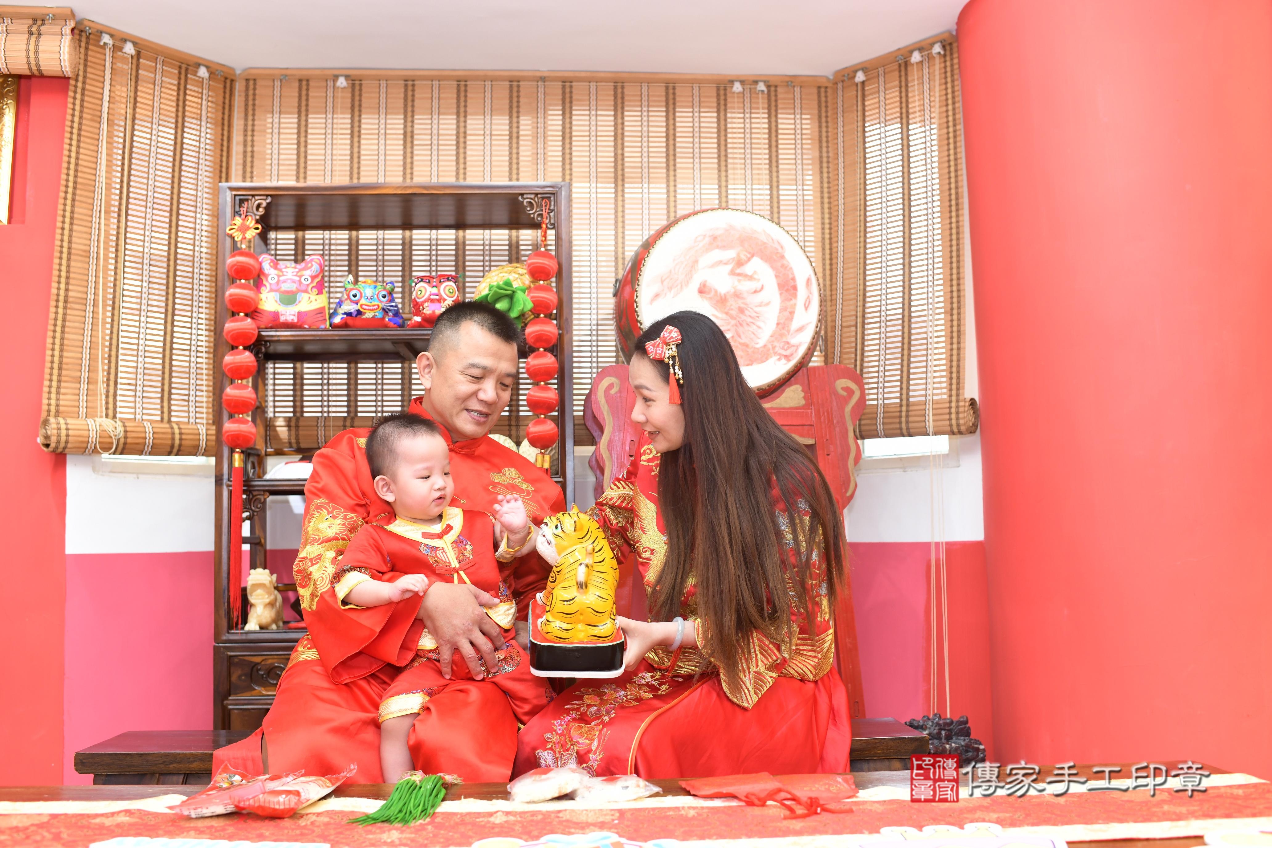 傳家手工印章高雄店、抓周、度脺、中國風會場、傳家嬰兒古禮、吉祥話、抓周道具物品24種、拍照。抓周證書。寶寶抓周、滿周歲、生日快樂、祝福