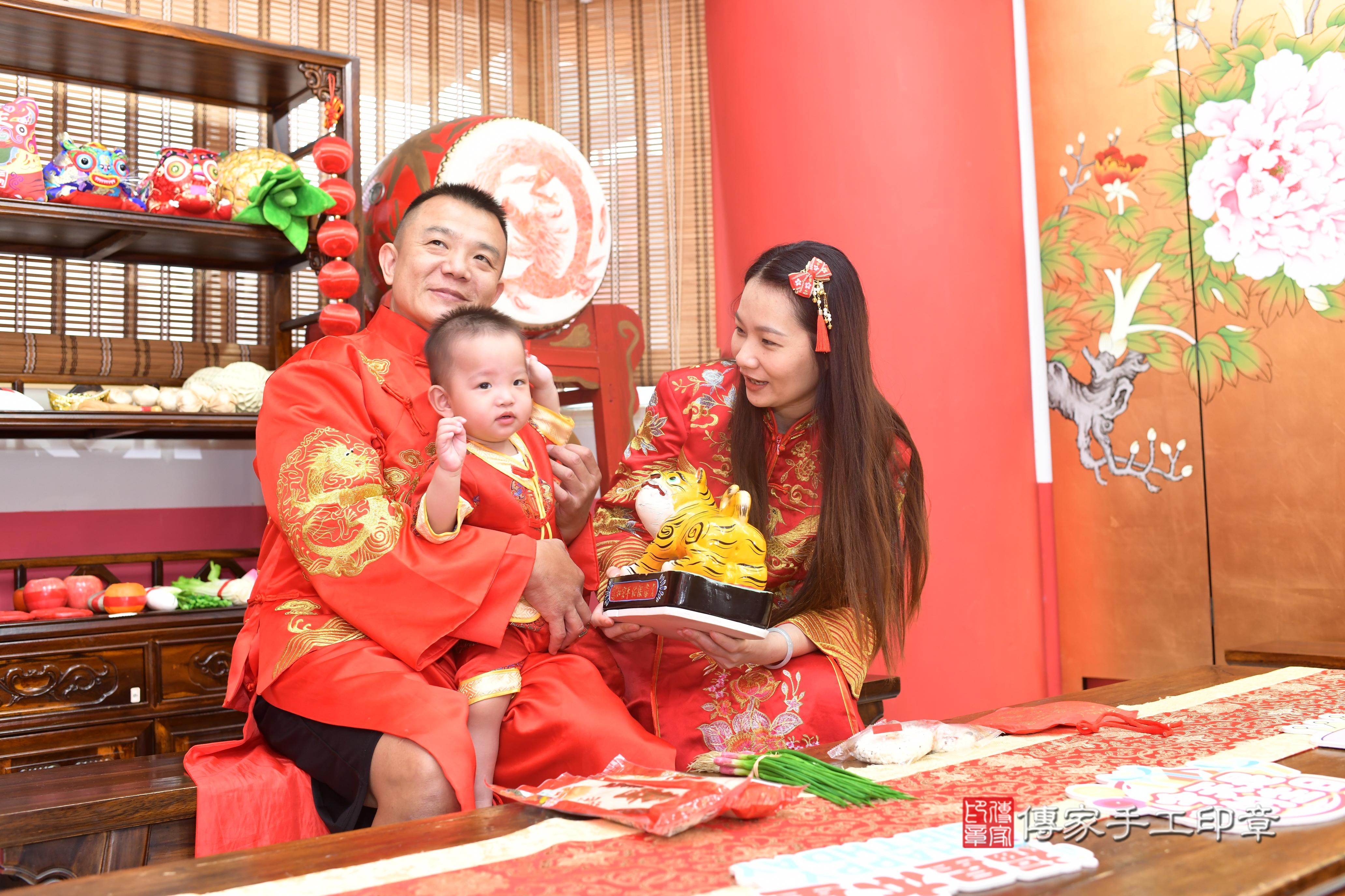 傳家手工印章高雄店、抓周、度脺、中國風會場、傳家嬰兒古禮、吉祥話、抓周道具物品24種、拍照。抓周證書。寶寶抓周、滿周歲、生日快樂、祝福