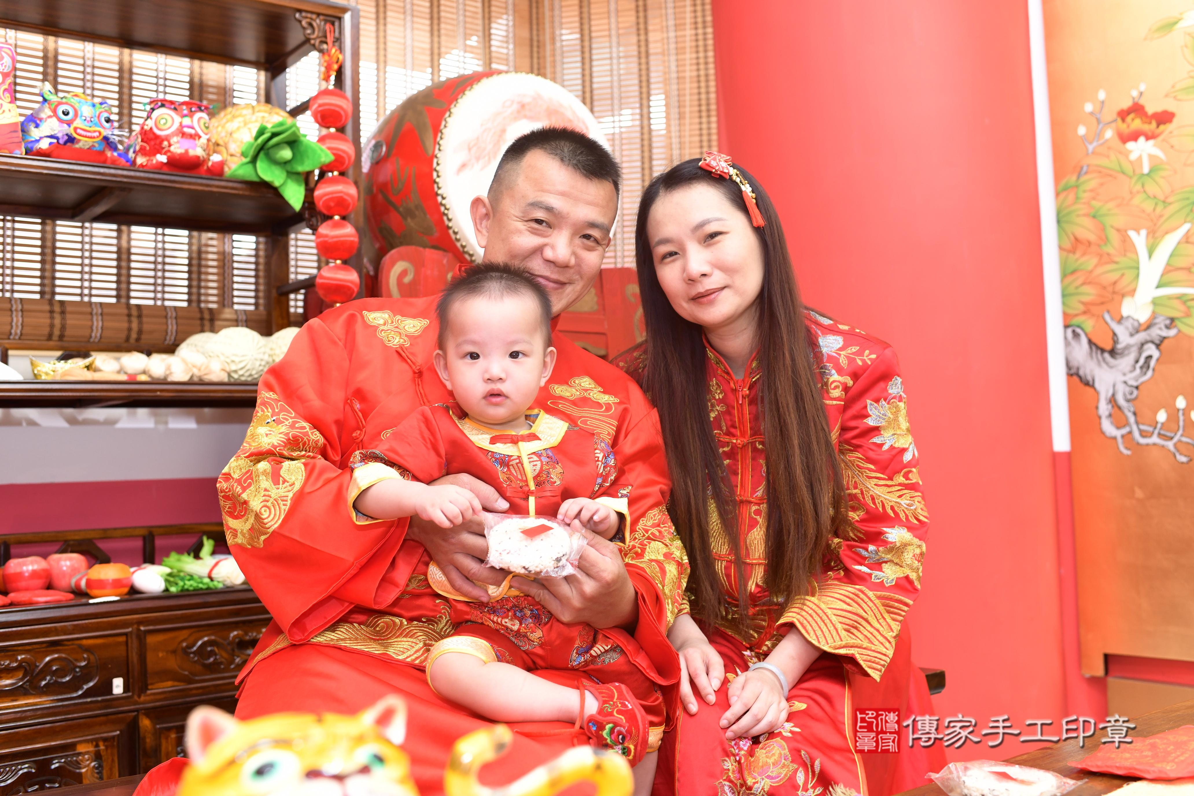 傳家手工印章高雄店、抓周、度脺、中國風會場、傳家嬰兒古禮、吉祥話、抓周道具物品24種、拍照。抓周證書。寶寶抓周、滿周歲、生日快樂、祝福