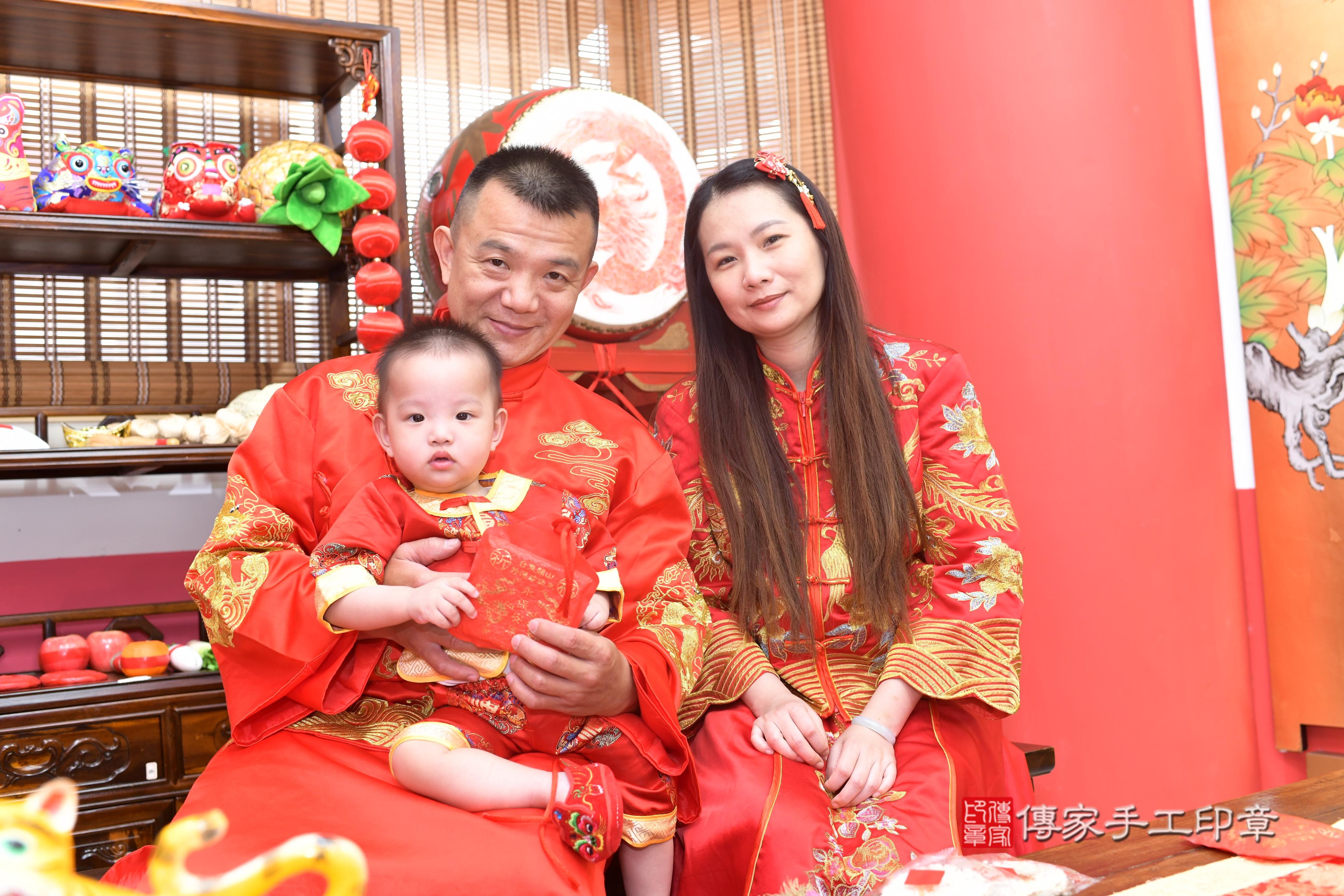 傳家手工印章高雄店、抓周、度脺、中國風會場、傳家嬰兒古禮、吉祥話、抓周道具物品24種、拍照。抓周證書。寶寶抓周、滿周歲、生日快樂、祝福