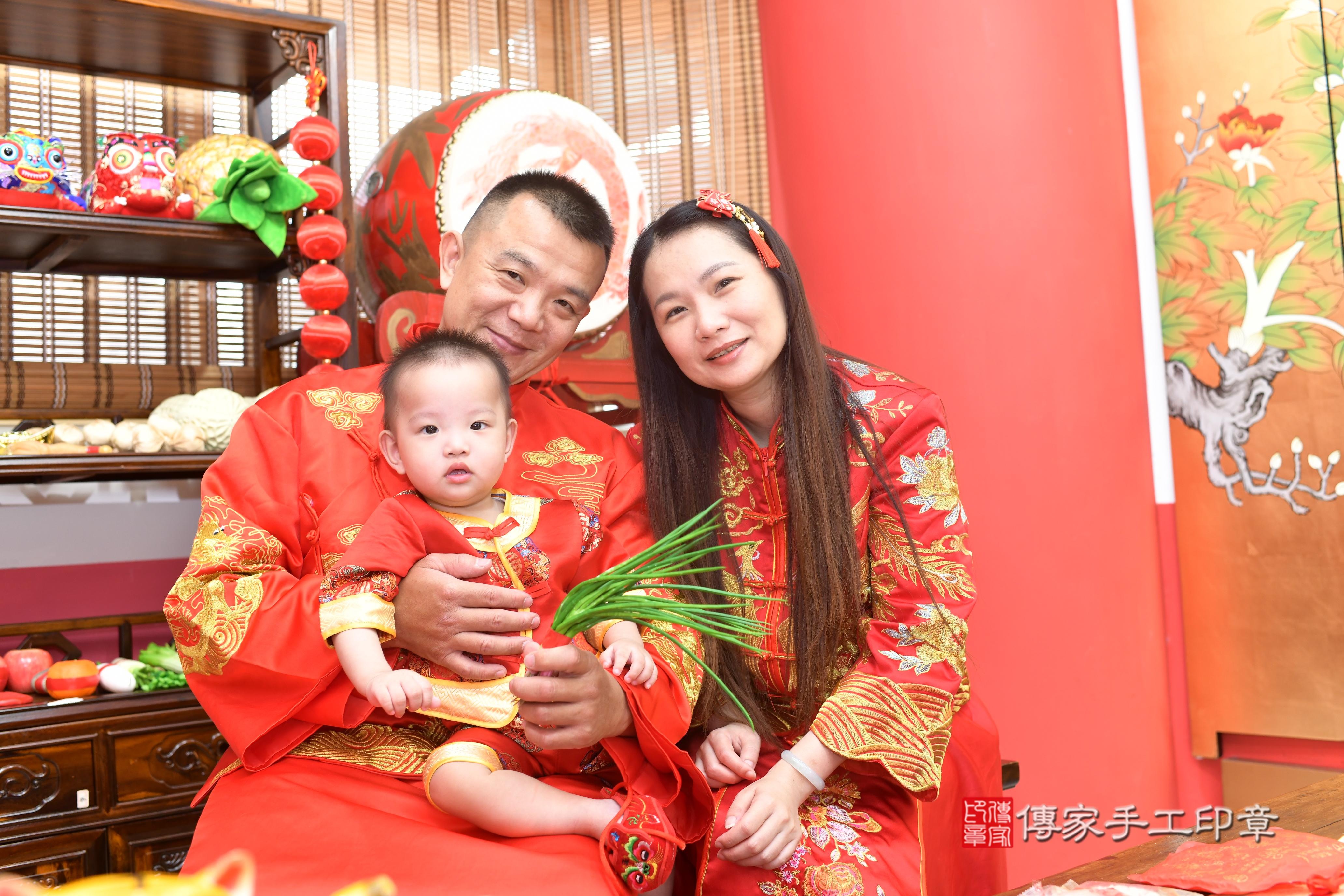 傳家手工印章高雄店、抓周、度脺、中國風會場、傳家嬰兒古禮、吉祥話、抓周道具物品24種、拍照。抓周證書。寶寶抓周、滿周歲、生日快樂、祝福
