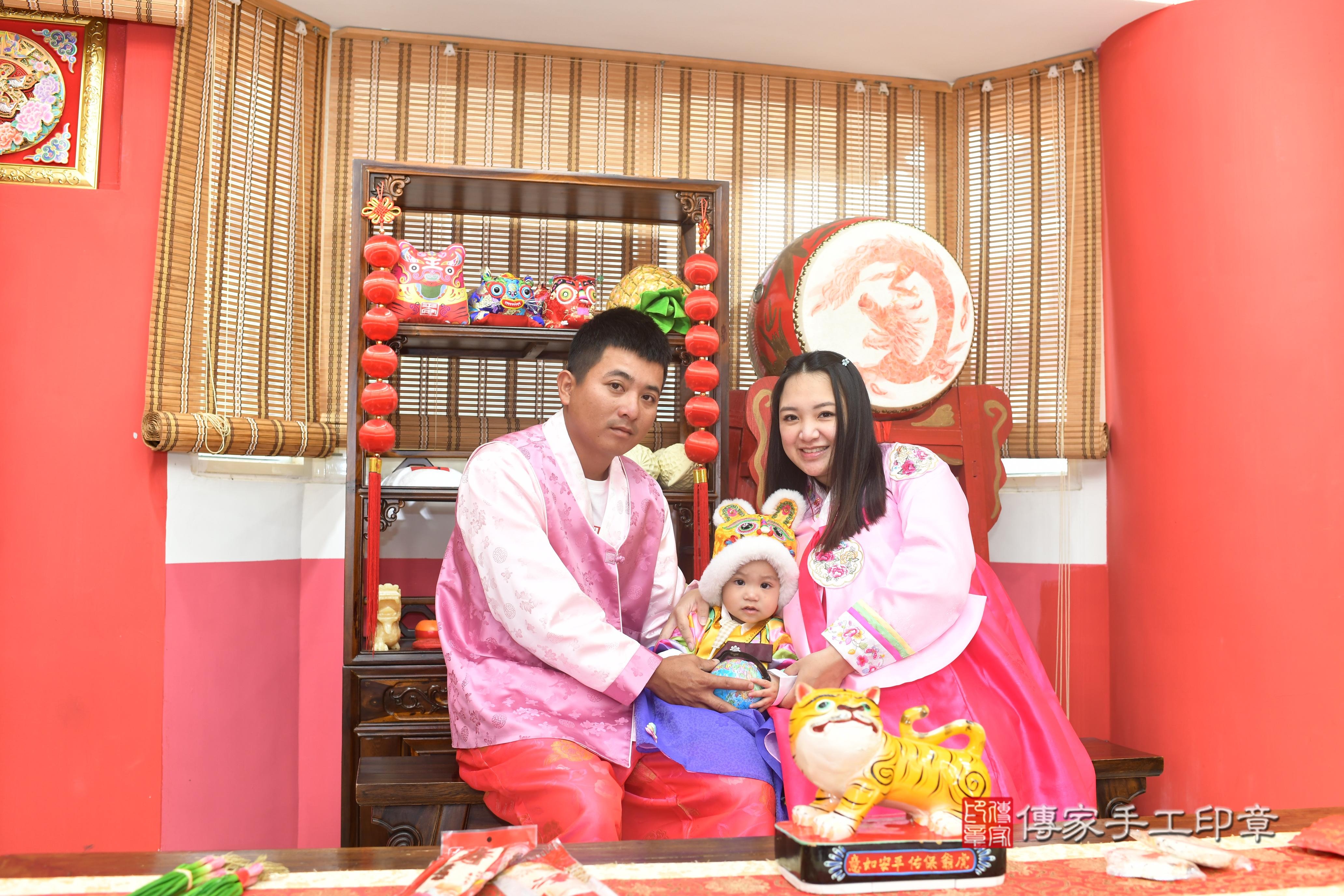 傳家手工印章高雄店、抓周、度脺、中國風會場、傳家嬰兒古禮、吉祥話、抓周道具物品24種、拍照。抓周證書。寶寶抓周、滿周歲、生日快樂、祝福