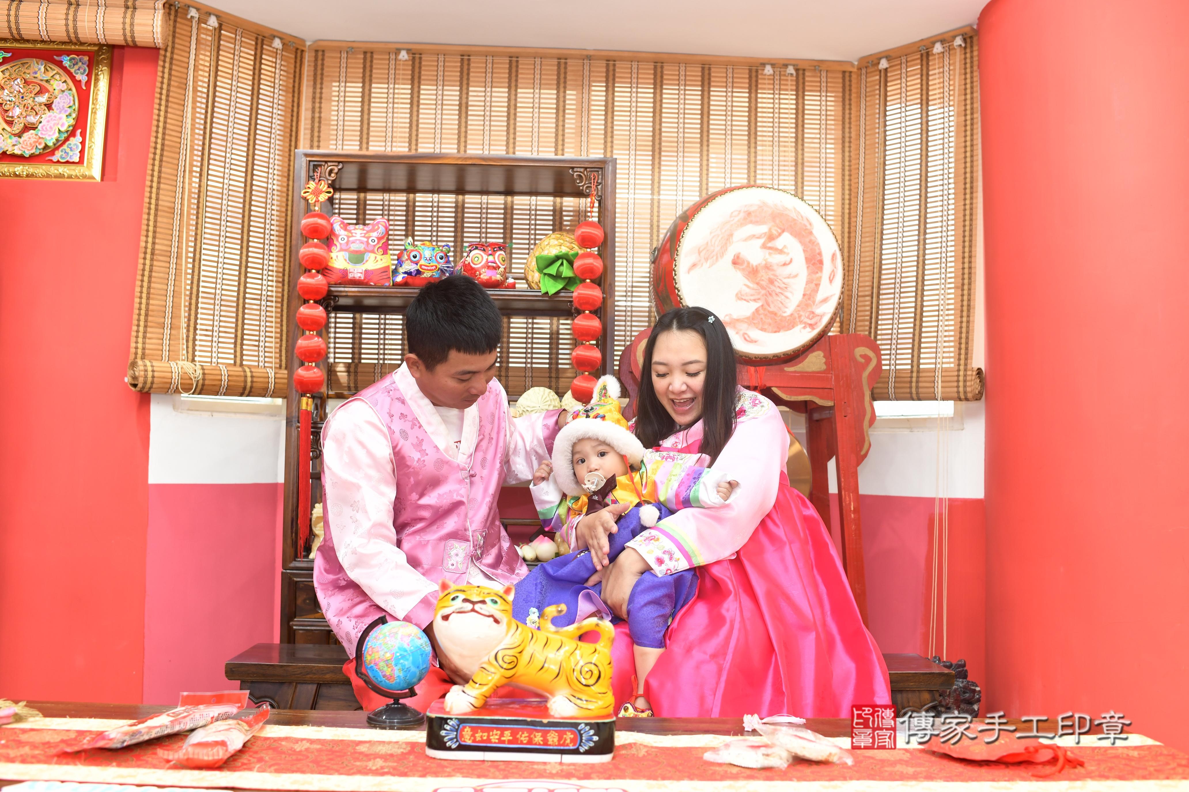 傳家手工印章高雄店、抓周、度脺、中國風會場、傳家嬰兒古禮、吉祥話、抓周道具物品24種、拍照。抓周證書。寶寶抓周、滿周歲、生日快樂、祝福