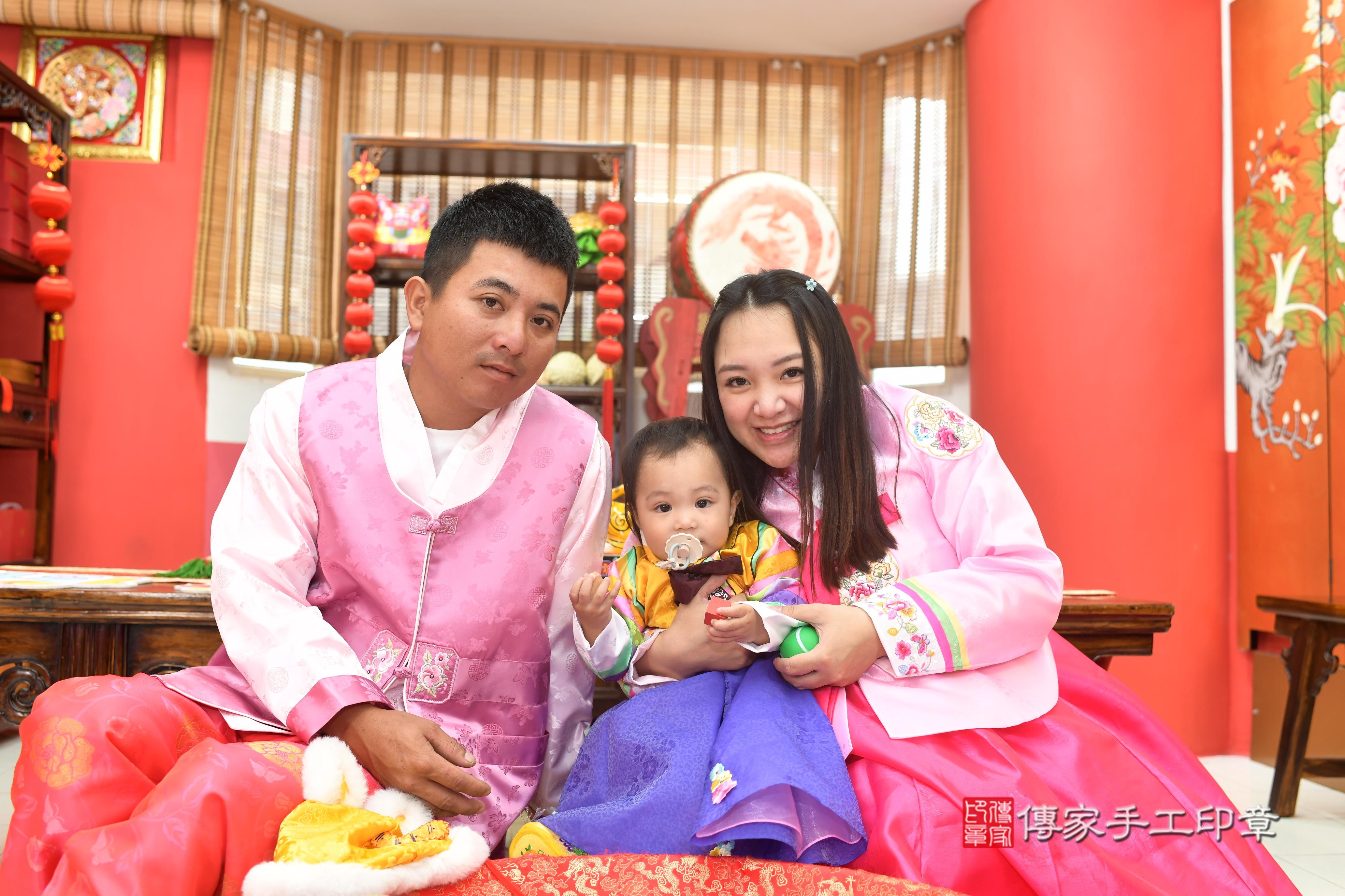 傳家手工印章高雄店、抓周、度脺、中國風會場、傳家嬰兒古禮、吉祥話、抓周道具物品24種、拍照。抓周證書。寶寶抓周、滿周歲、生日快樂、祝福