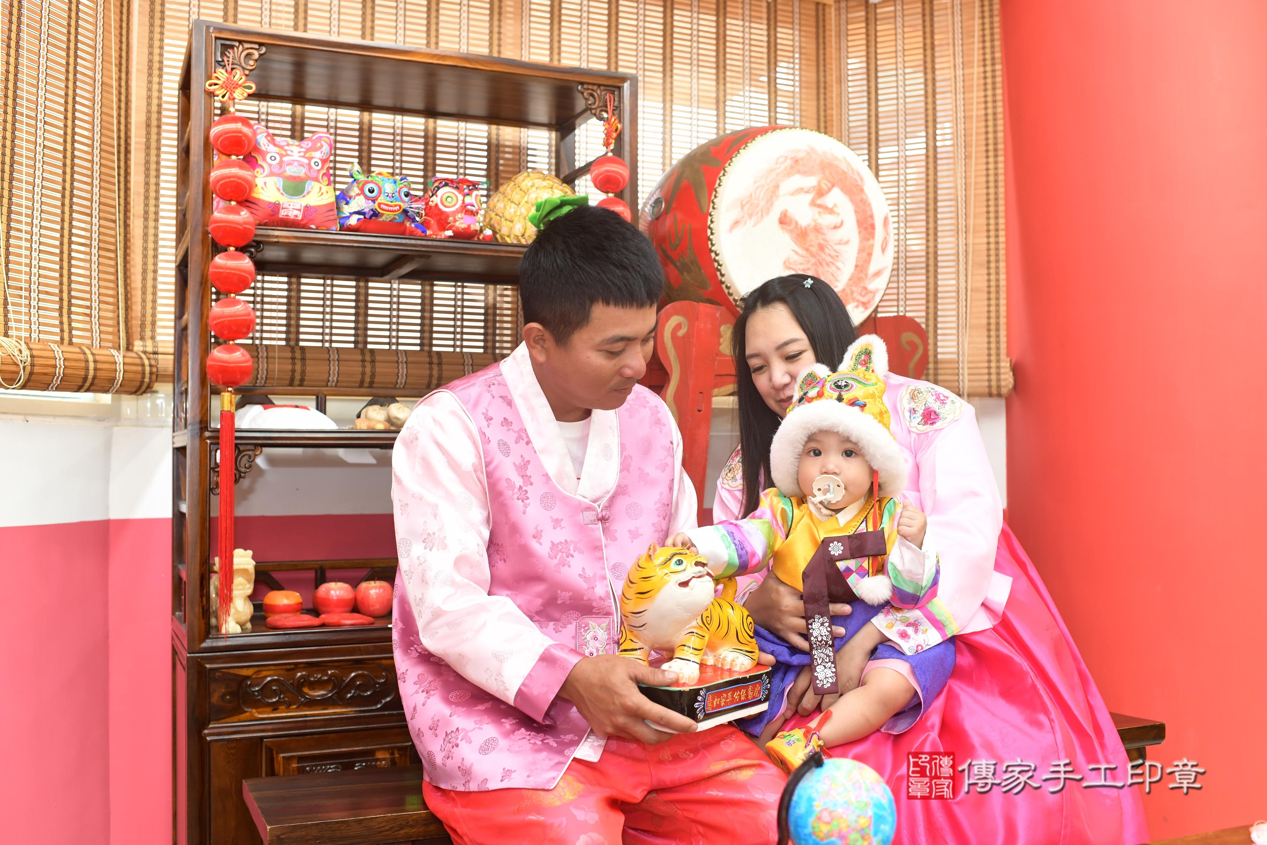 傳家手工印章高雄店、抓周、度脺、中國風會場、傳家嬰兒古禮、吉祥話、抓周道具物品24種、拍照。抓周證書。寶寶抓周、滿周歲、生日快樂、祝福