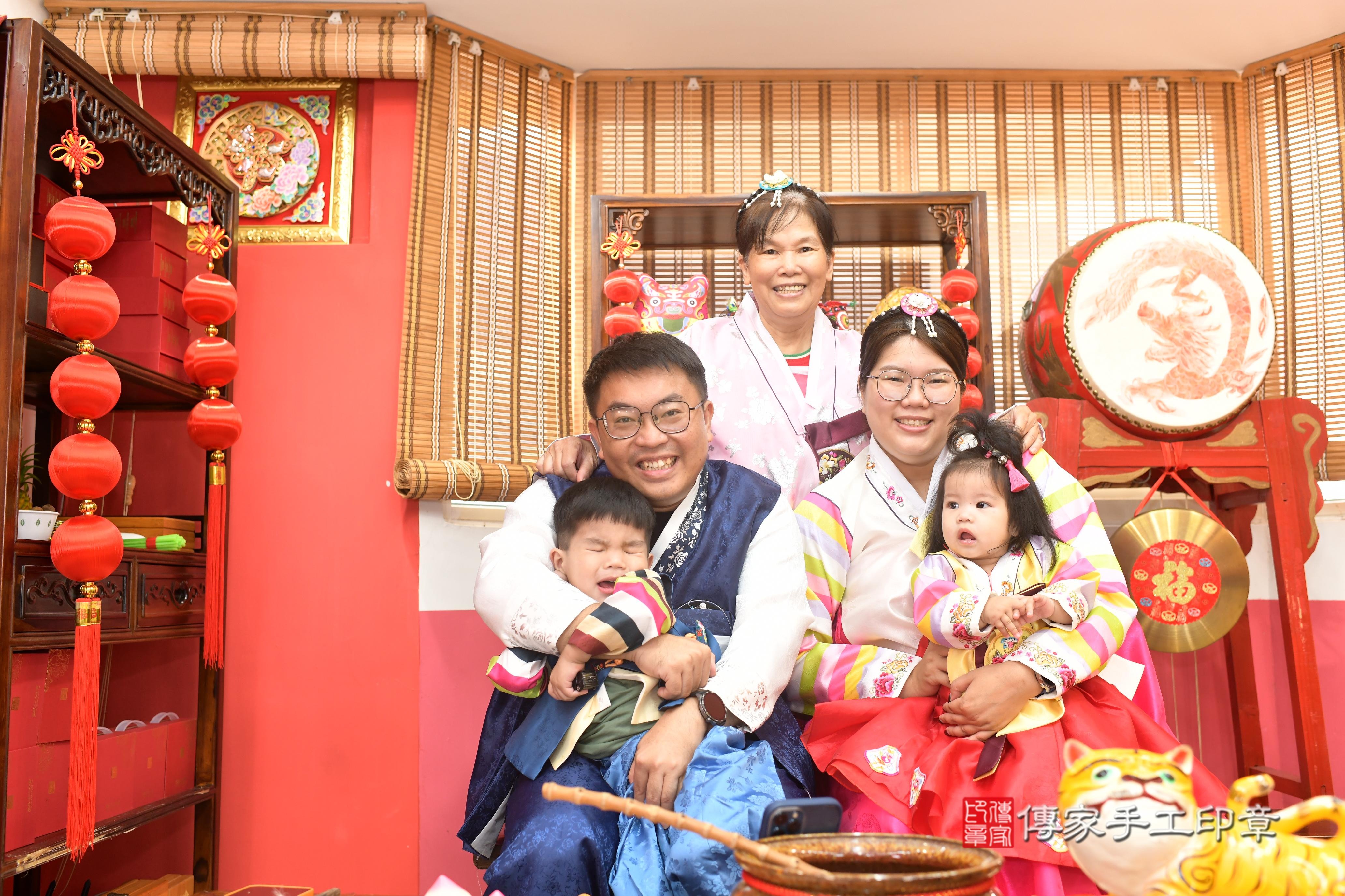 傳家手工印章高雄店、抓周、度脺、中國風會場、傳家嬰兒古禮、吉祥話、抓周道具物品24種、拍照。抓周證書。寶寶抓周、滿周歲、生日快樂、祝福
