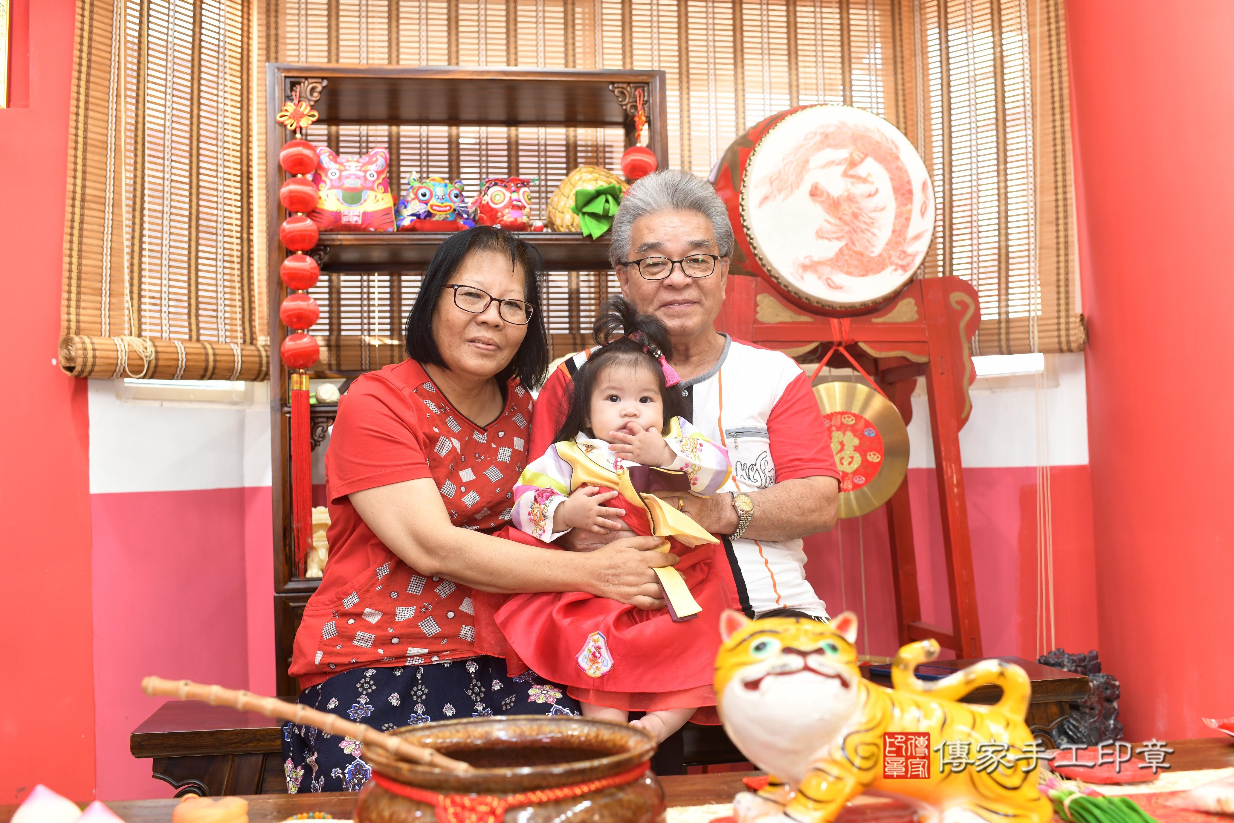 傳家手工印章高雄店、抓周、度脺、中國風會場、傳家嬰兒古禮、吉祥話、抓周道具物品24種、拍照。抓周證書。寶寶抓周、滿周歲、生日快樂、祝福