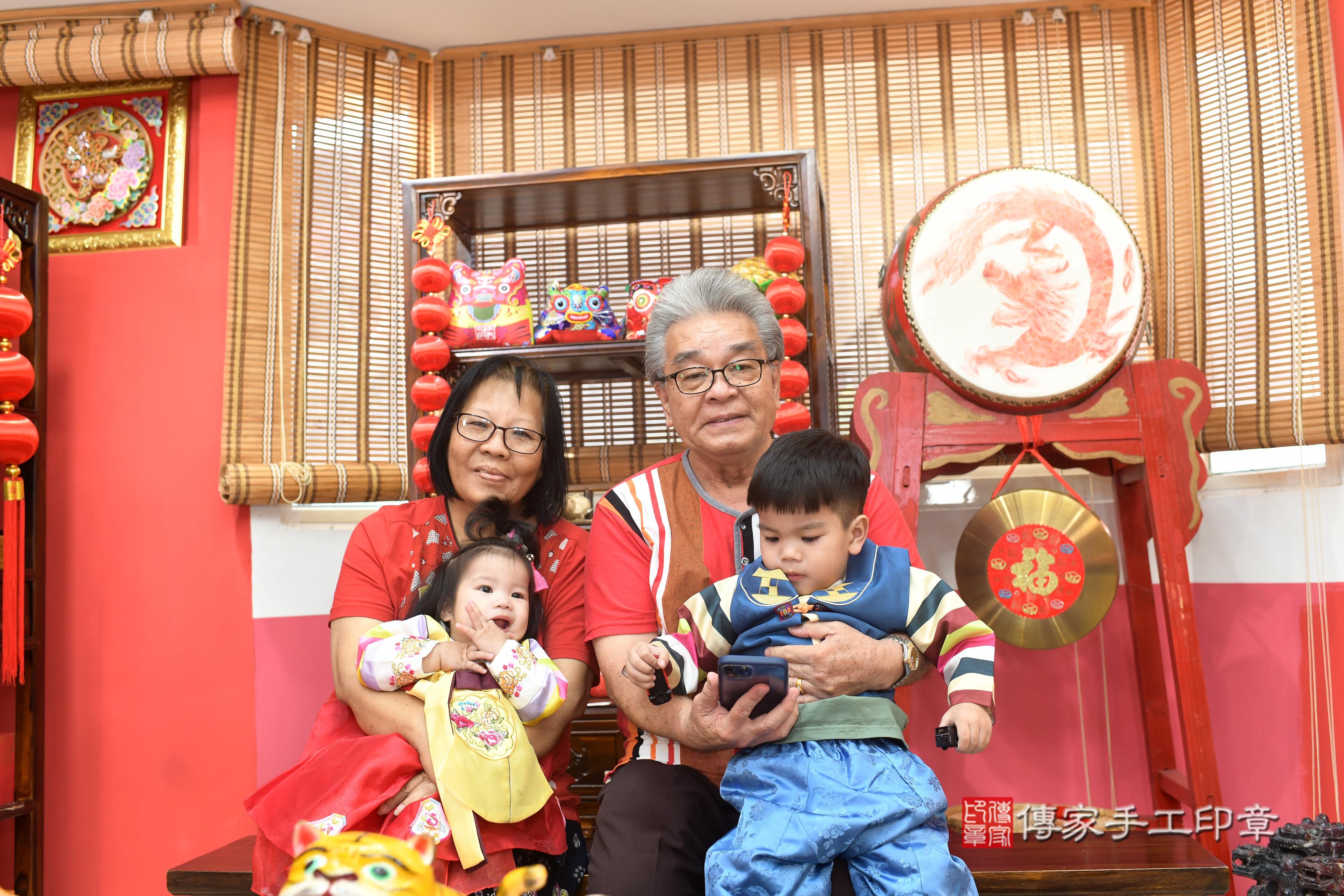 傳家手工印章高雄店、抓周、度脺、中國風會場、傳家嬰兒古禮、吉祥話、抓周道具物品24種、拍照。抓周證書。寶寶抓周、滿周歲、生日快樂、祝福