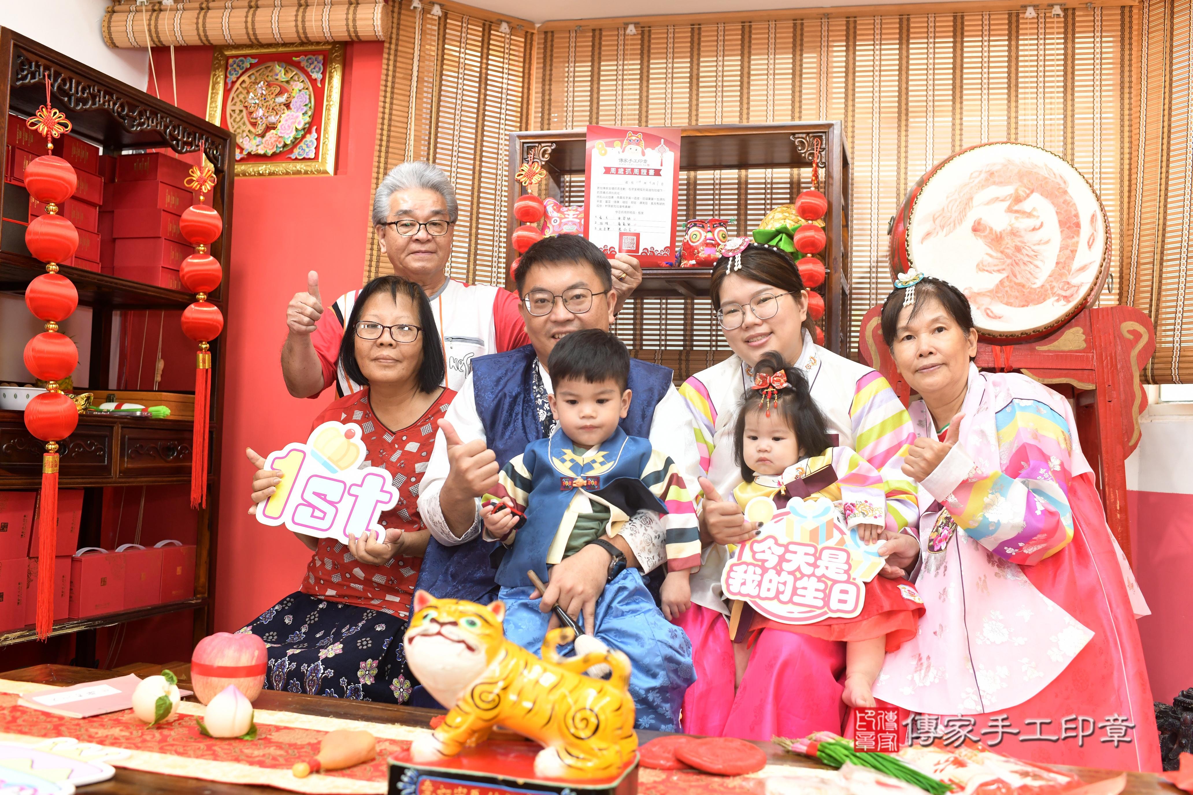 從古時傳承至今的「抓周」儀式,是寶寶滿周 .....照:17