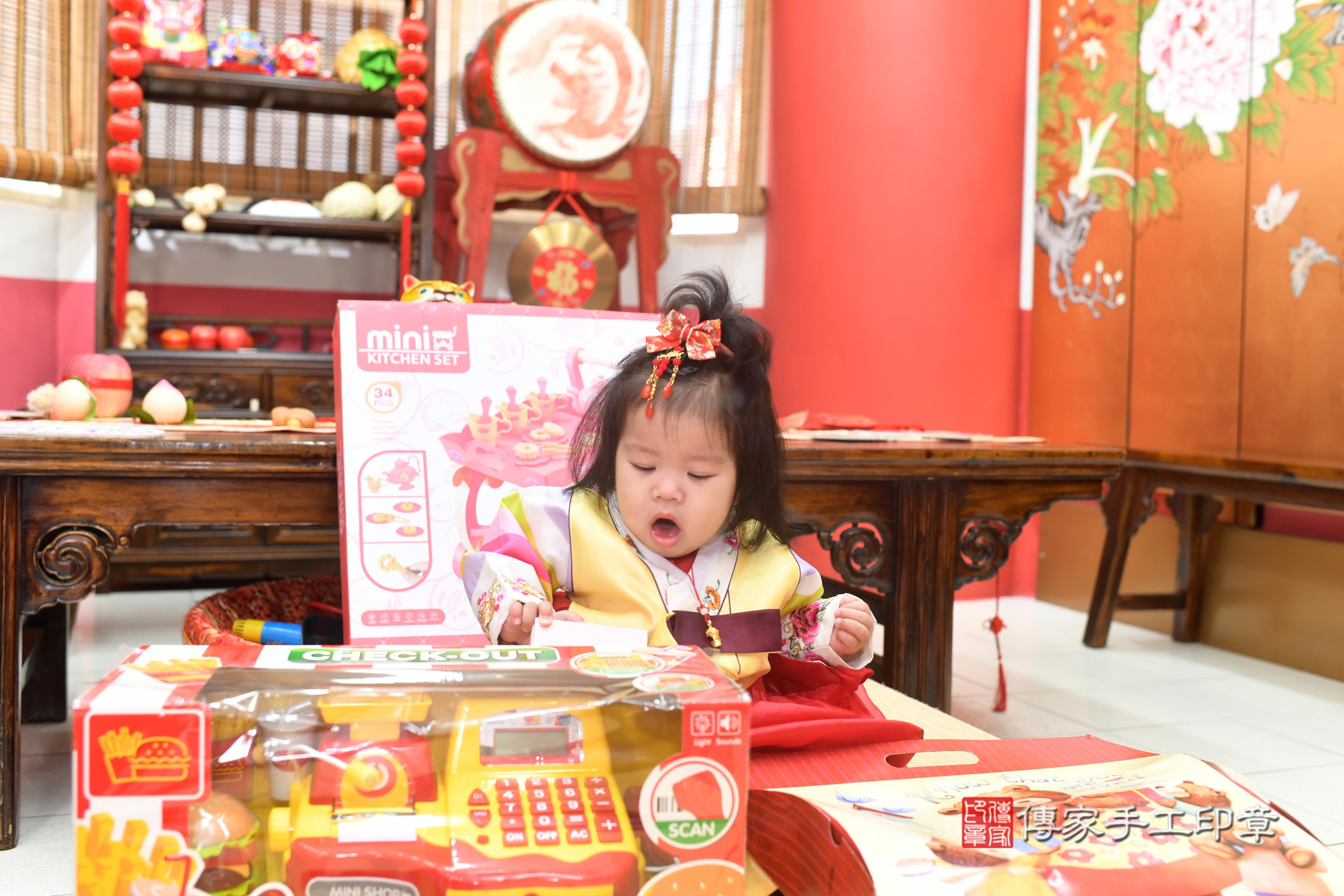 傳家手工印章高雄店、抓周、度脺、中國風會場、傳家嬰兒古禮、吉祥話、抓周道具物品24種、拍照。抓周證書。寶寶抓周、滿周歲、生日快樂、祝福