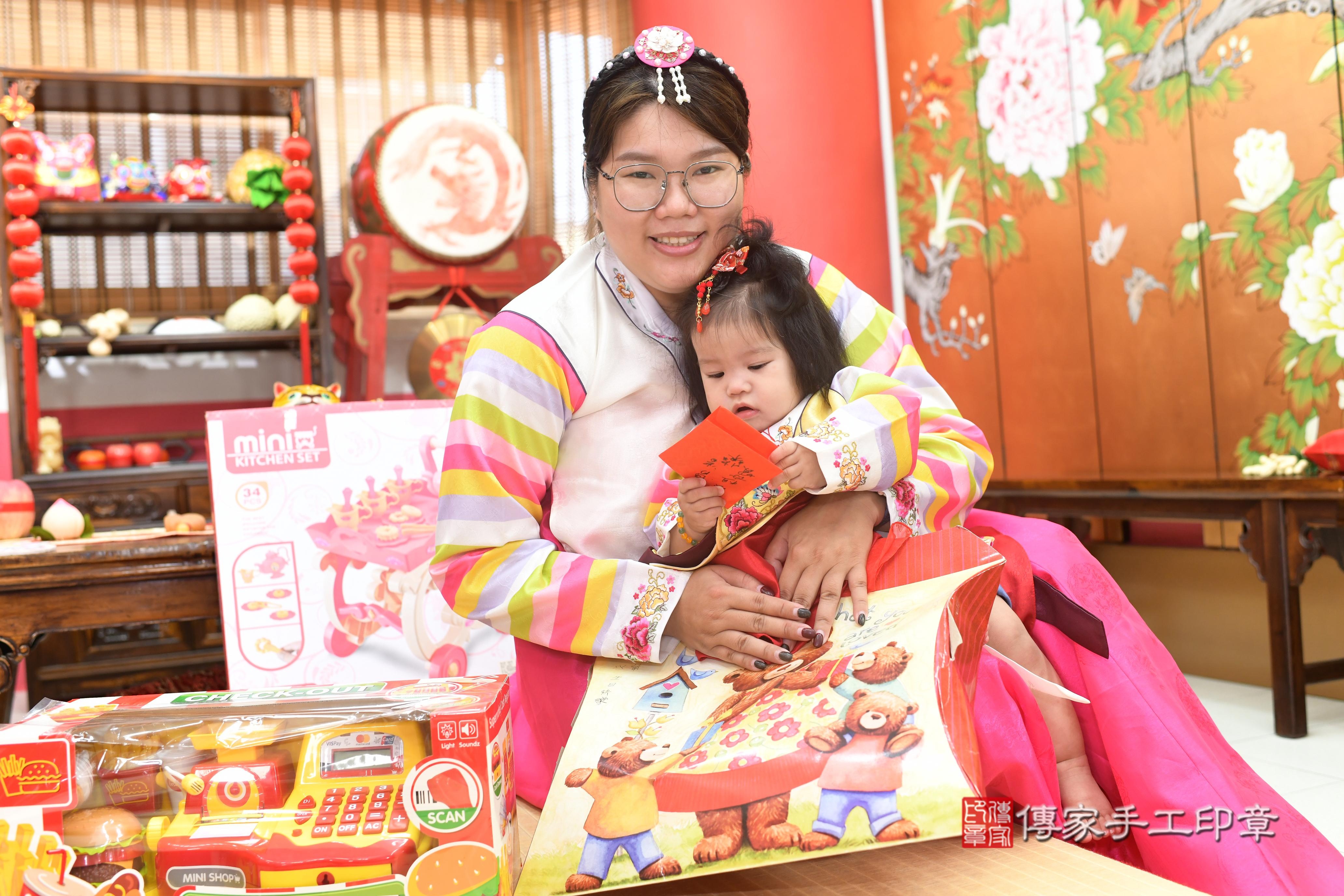 傳家手工印章高雄店、抓周、度脺、中國風會場、傳家嬰兒古禮、吉祥話、抓周道具物品24種、拍照。抓周證書。寶寶抓周、滿周歲、生日快樂、祝福