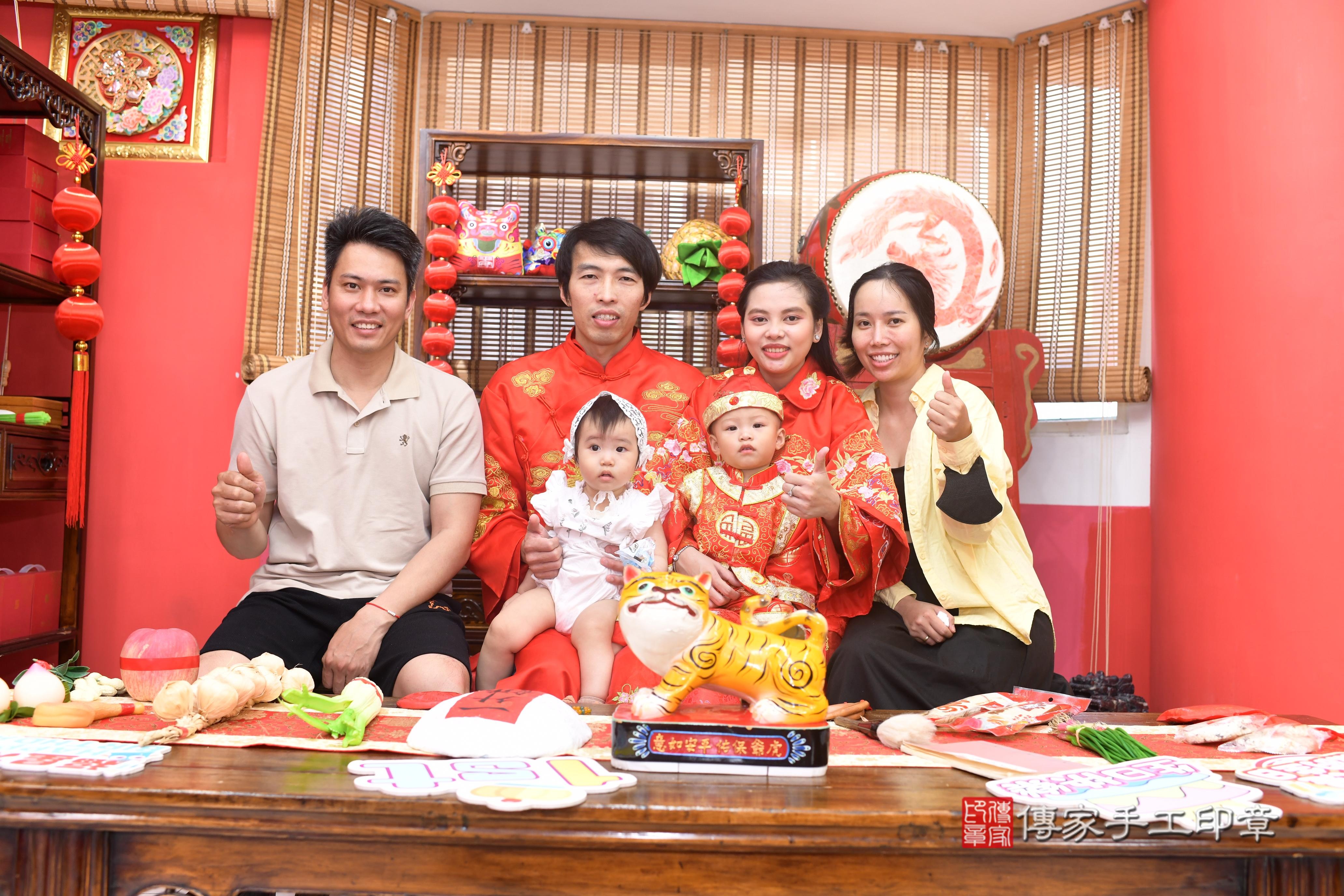 傳家手工印章高雄店、抓周、度脺、中國風會場、傳家嬰兒古禮、吉祥話、抓周道具物品24種、拍照。抓周證書。寶寶抓周、滿周歲、生日快樂、祝福