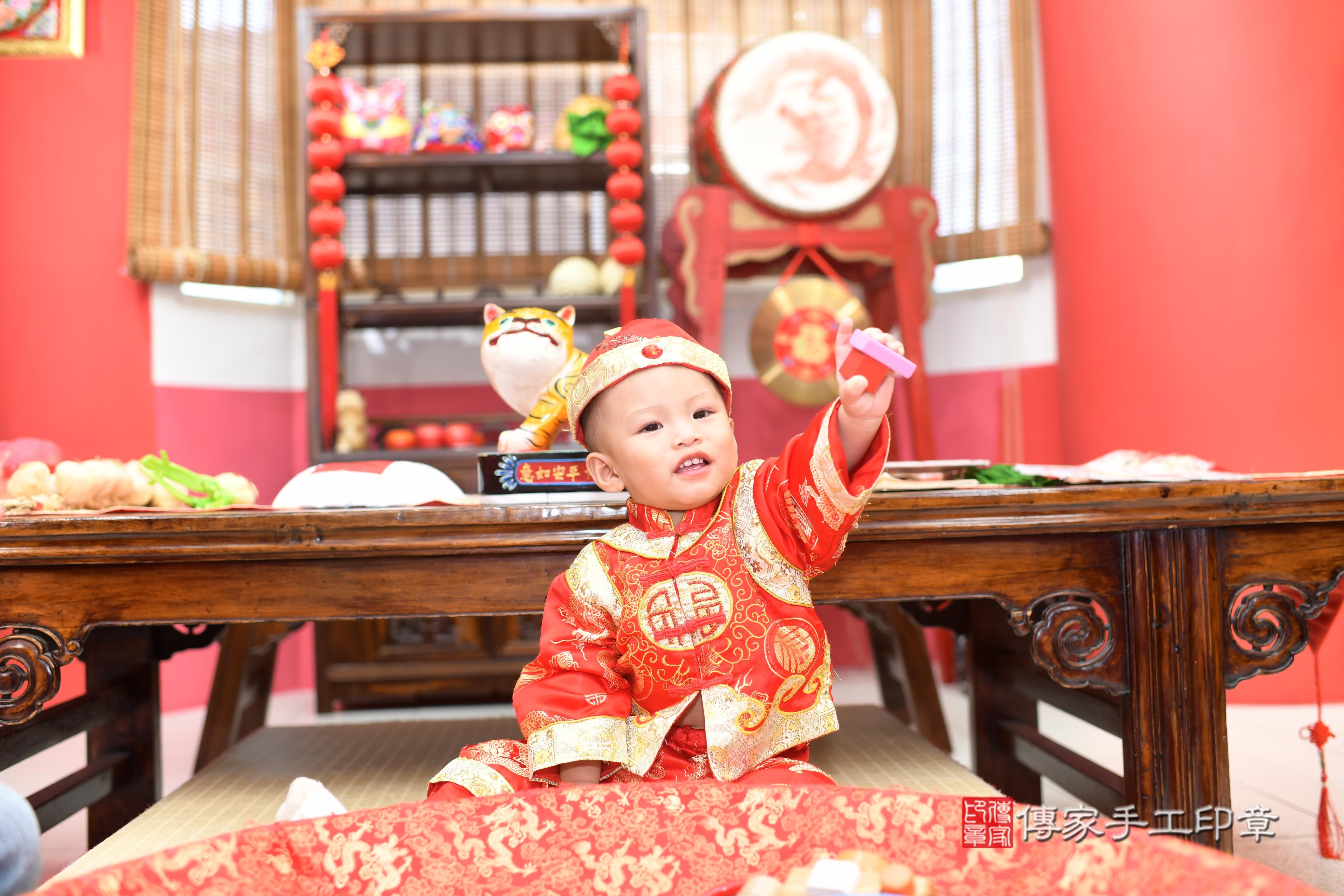 傳家手工印章高雄店、抓周、度脺、中國風會場、傳家嬰兒古禮、吉祥話、抓周道具物品24種、拍照。抓周證書。寶寶抓周、滿周歲、生日快樂、祝福