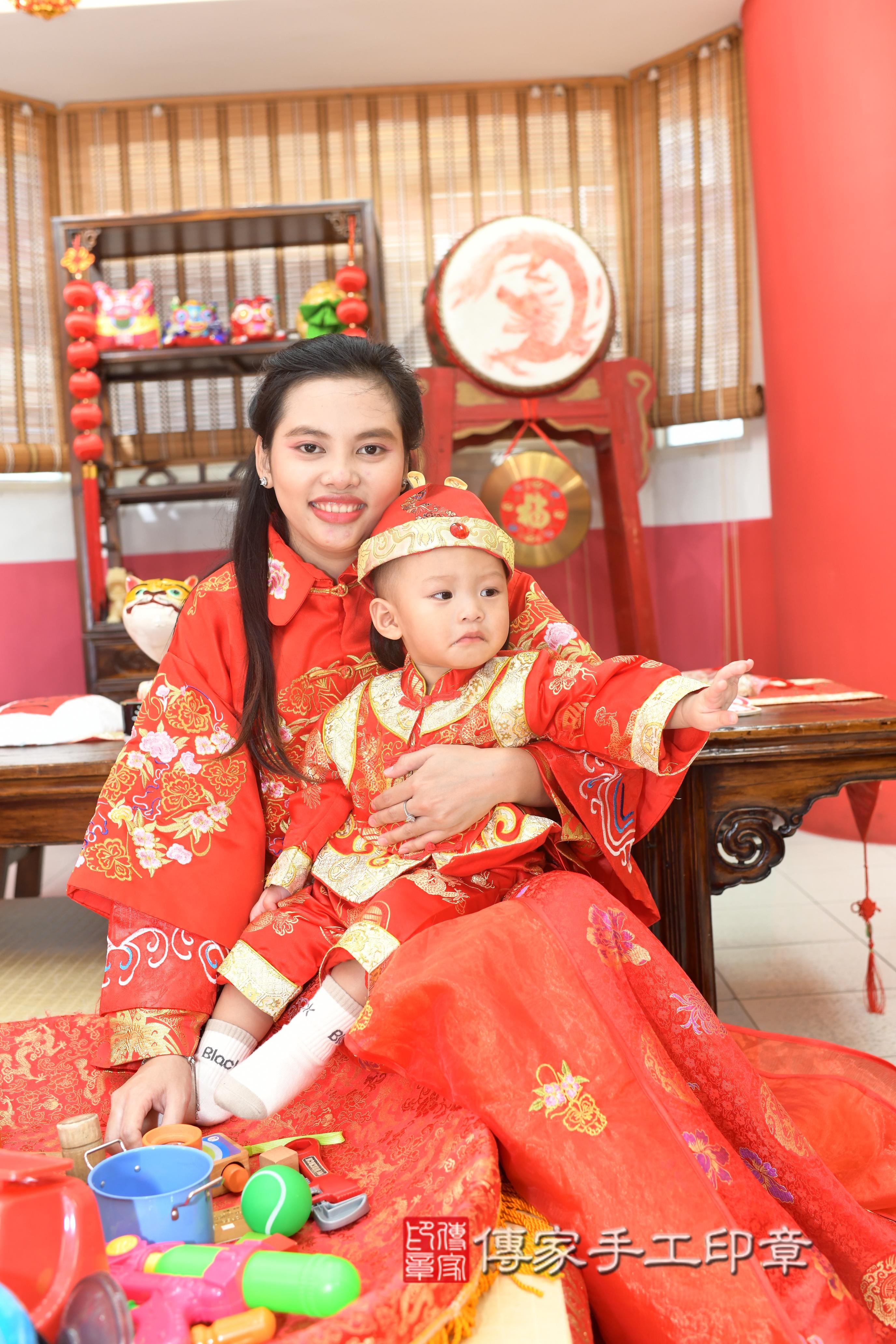 傳家手工印章高雄店、抓周、度脺、中國風會場、傳家嬰兒古禮、吉祥話、抓周道具物品24種、拍照。抓周證書。寶寶抓周、滿周歲、生日快樂、祝福