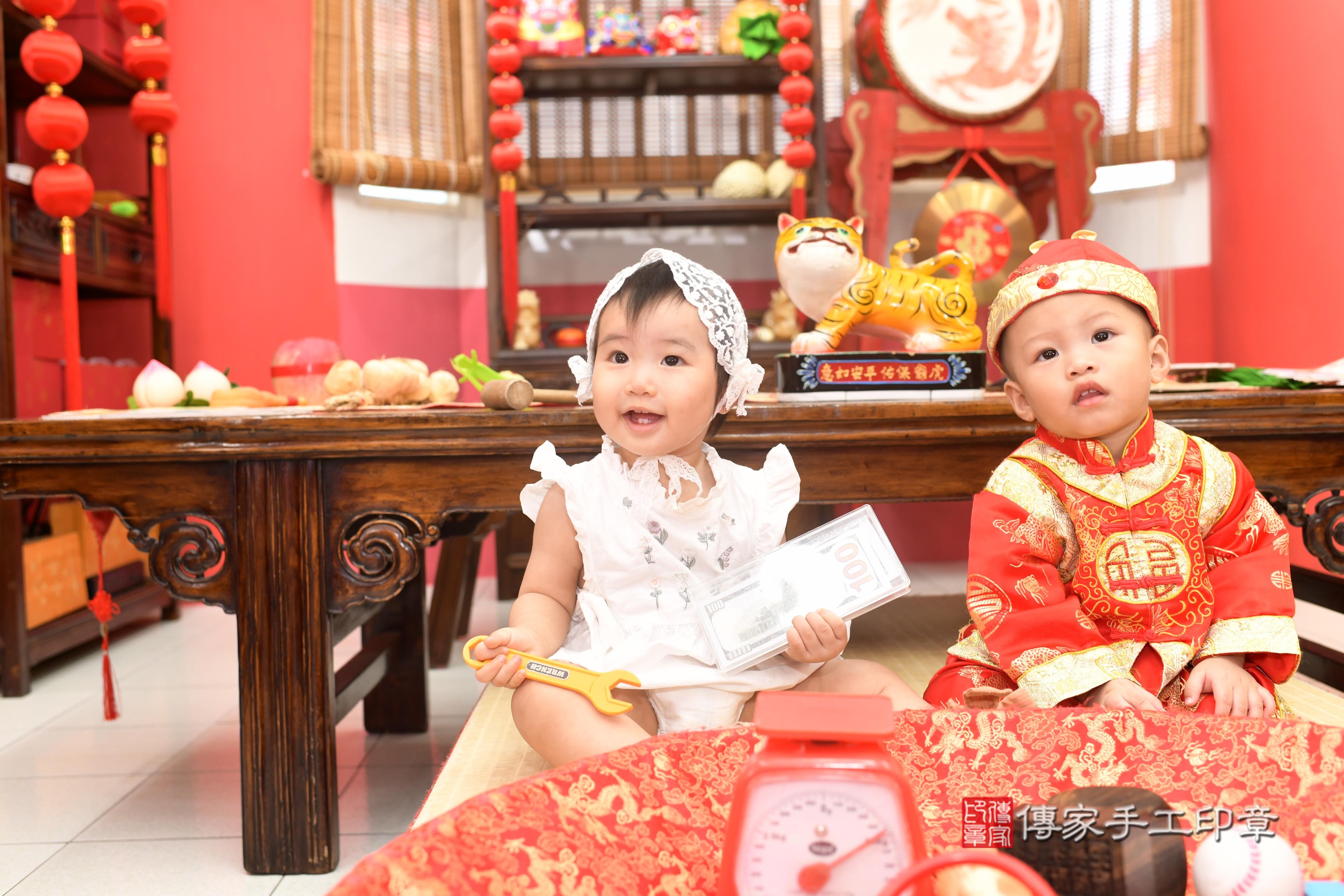 傳家手工印章高雄店、抓周、度脺、中國風會場、傳家嬰兒古禮、吉祥話、抓周道具物品24種、拍照。抓周證書。寶寶抓周、滿周歲、生日快樂、祝福