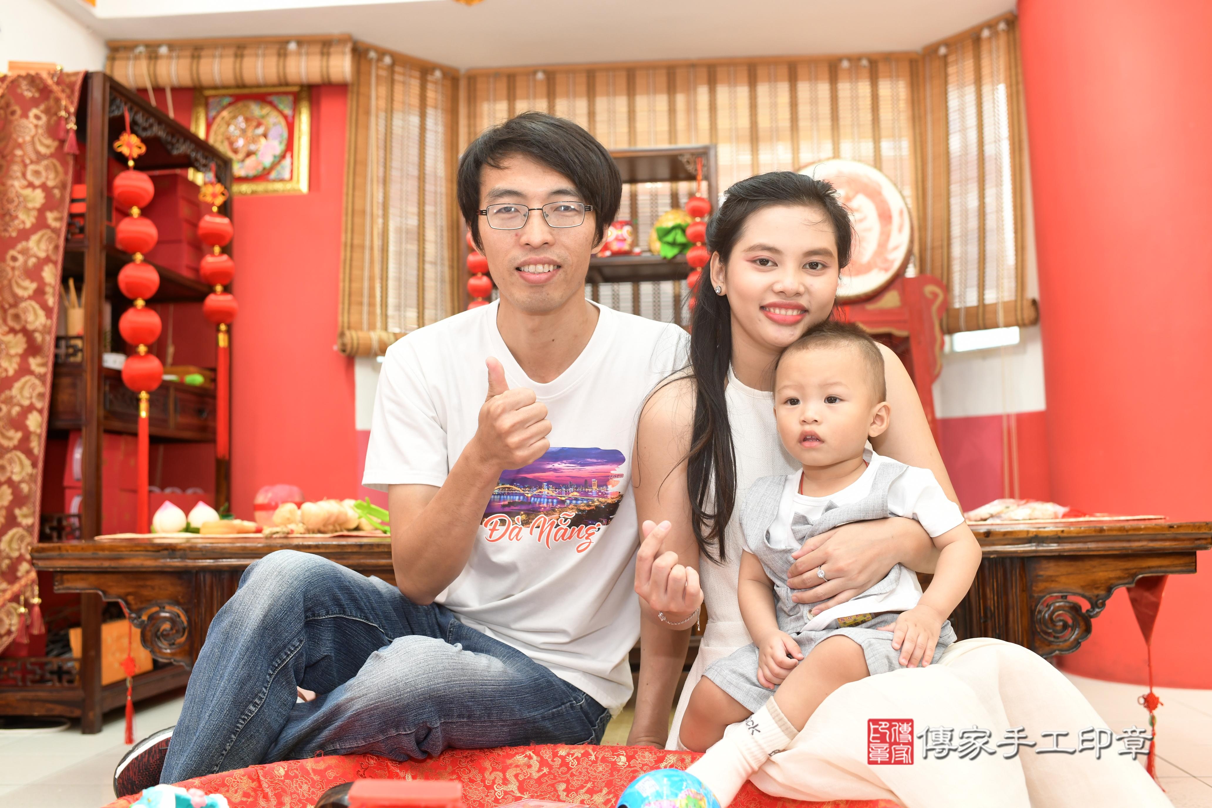傳家手工印章高雄店、抓周、度脺、中國風會場、傳家嬰兒古禮、吉祥話、抓周道具物品24種、拍照。抓周證書。寶寶抓周、滿周歲、生日快樂、祝福
