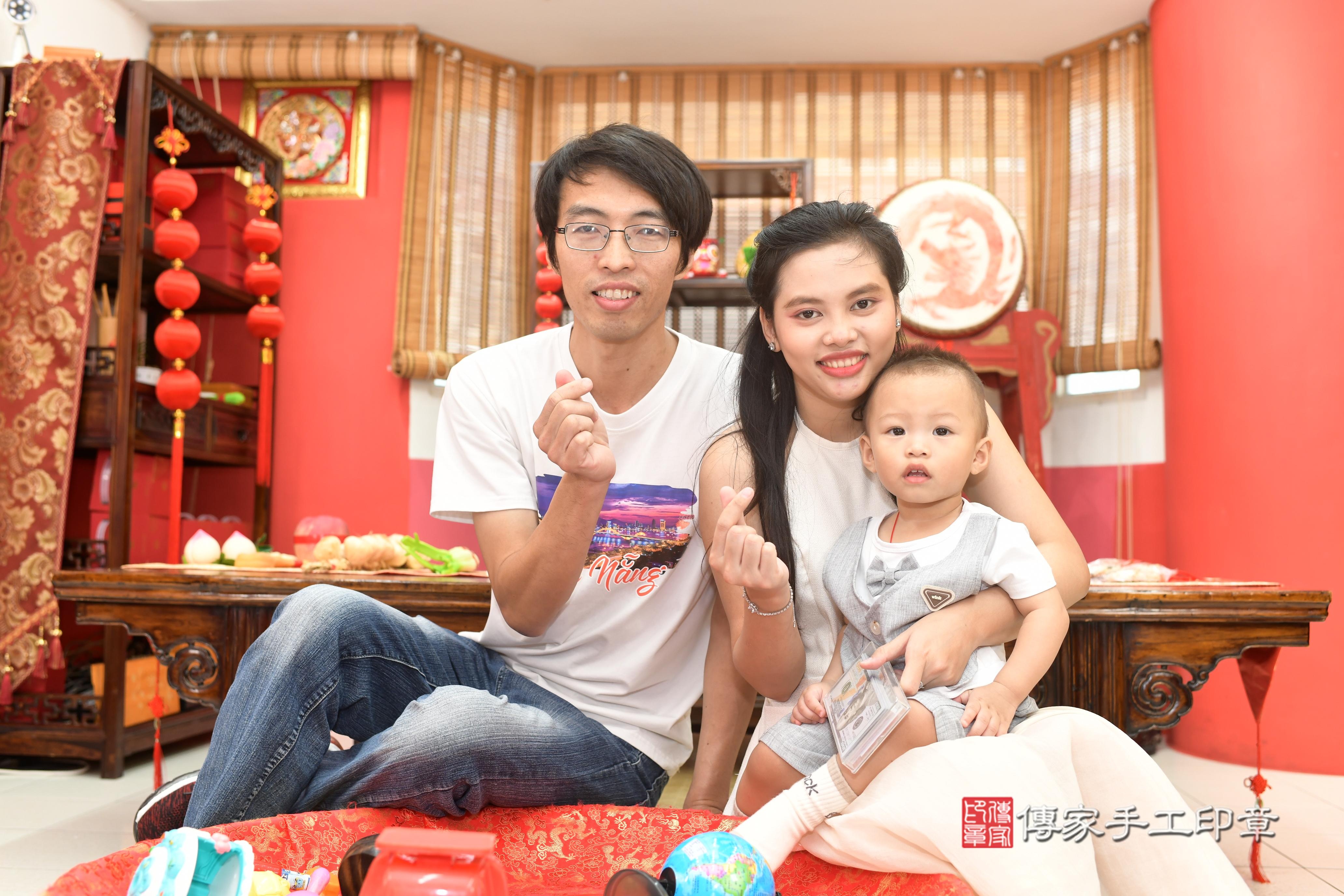 傳家手工印章高雄店、抓周、度脺、中國風會場、傳家嬰兒古禮、吉祥話、抓周道具物品24種、拍照。抓周證書。寶寶抓周、滿周歲、生日快樂、祝福