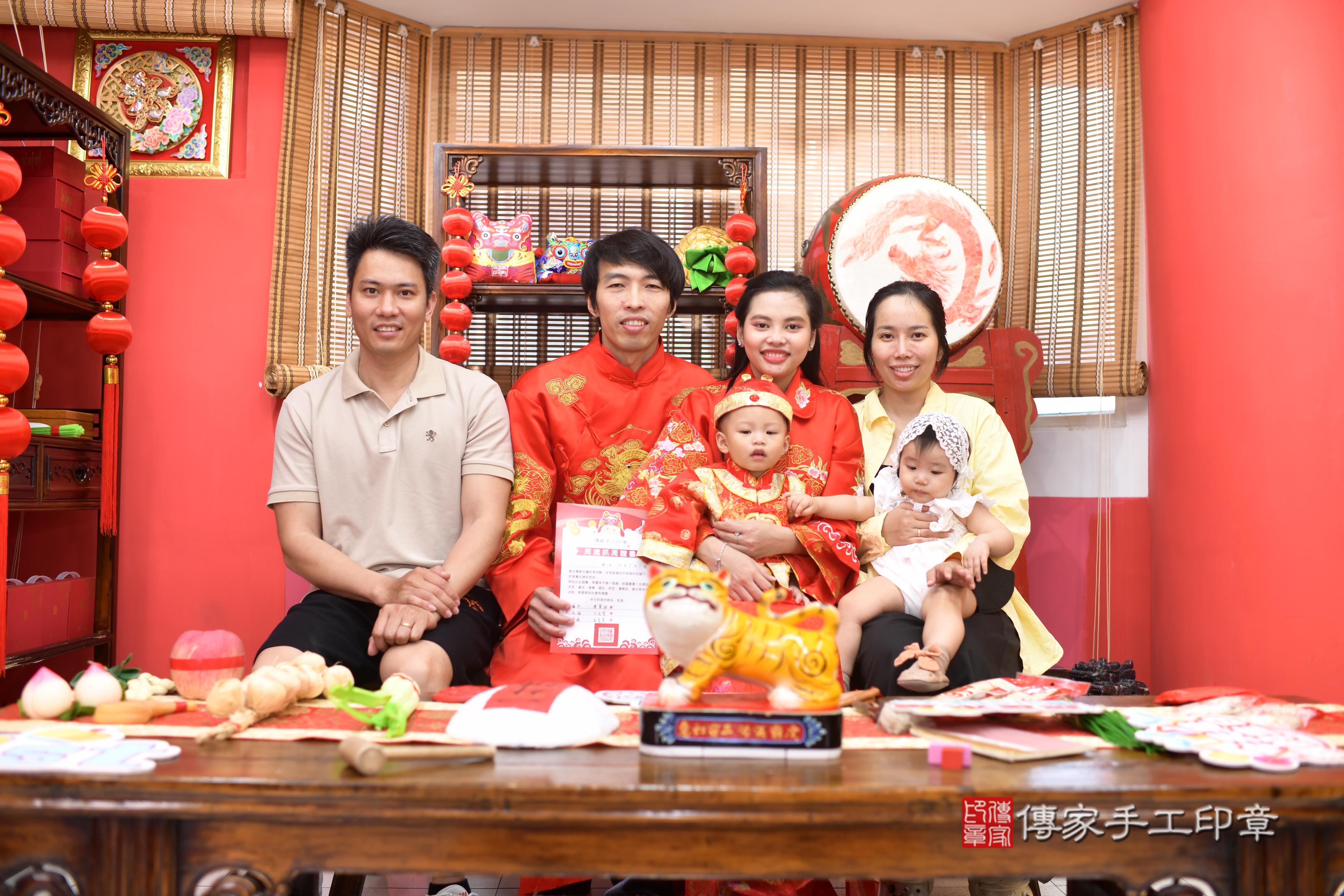 傳家手工印章高雄店、抓周、度脺、中國風會場、傳家嬰兒古禮、吉祥話、抓周道具物品24種、拍照。抓周證書。寶寶抓周、滿周歲、生日快樂、祝福