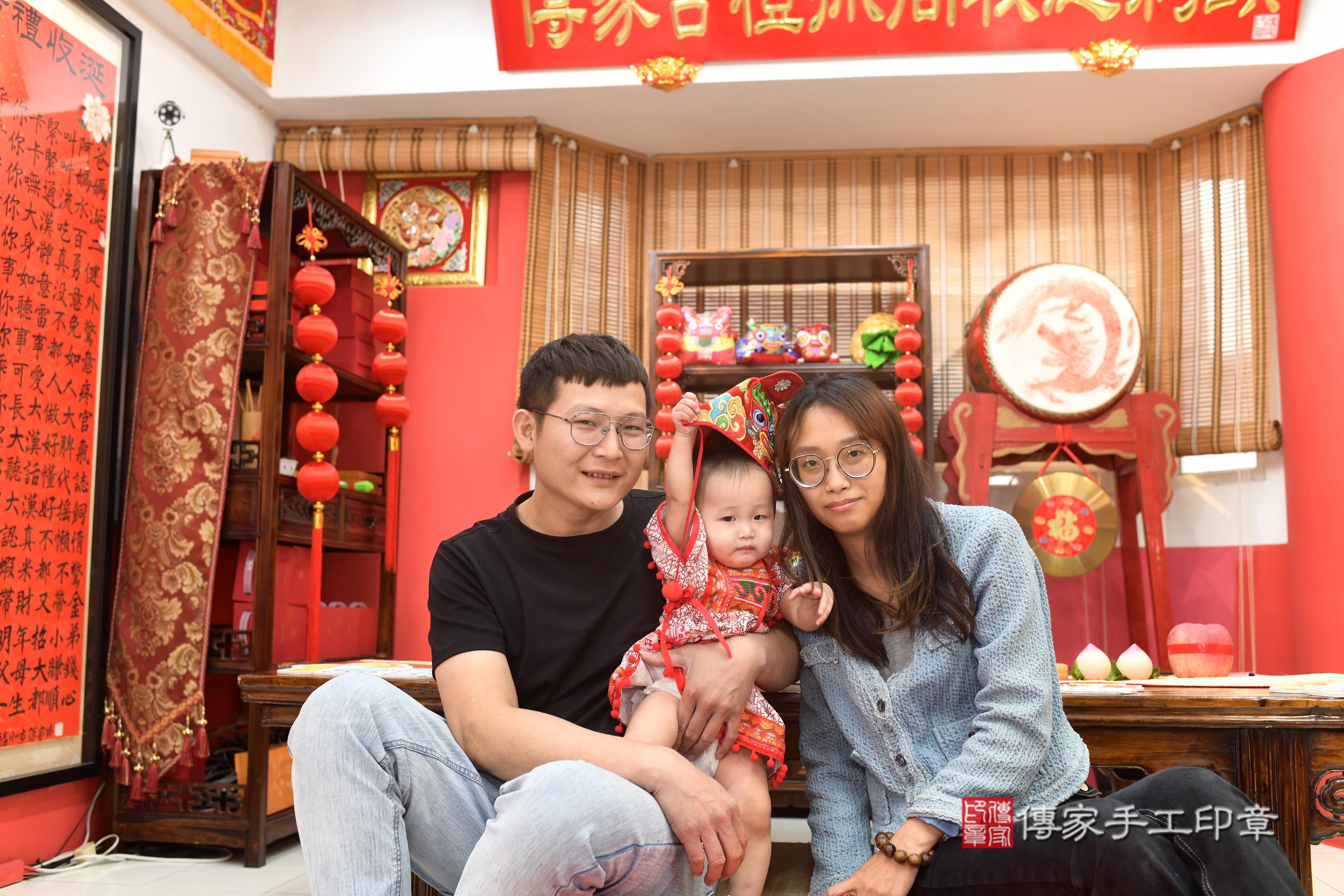 傳家手工印章高雄店、抓周、度脺、中國風會場、傳家嬰兒古禮、吉祥話、抓周道具物品24種、拍照。抓周證書。寶寶抓周、滿周歲、生日快樂、祝福