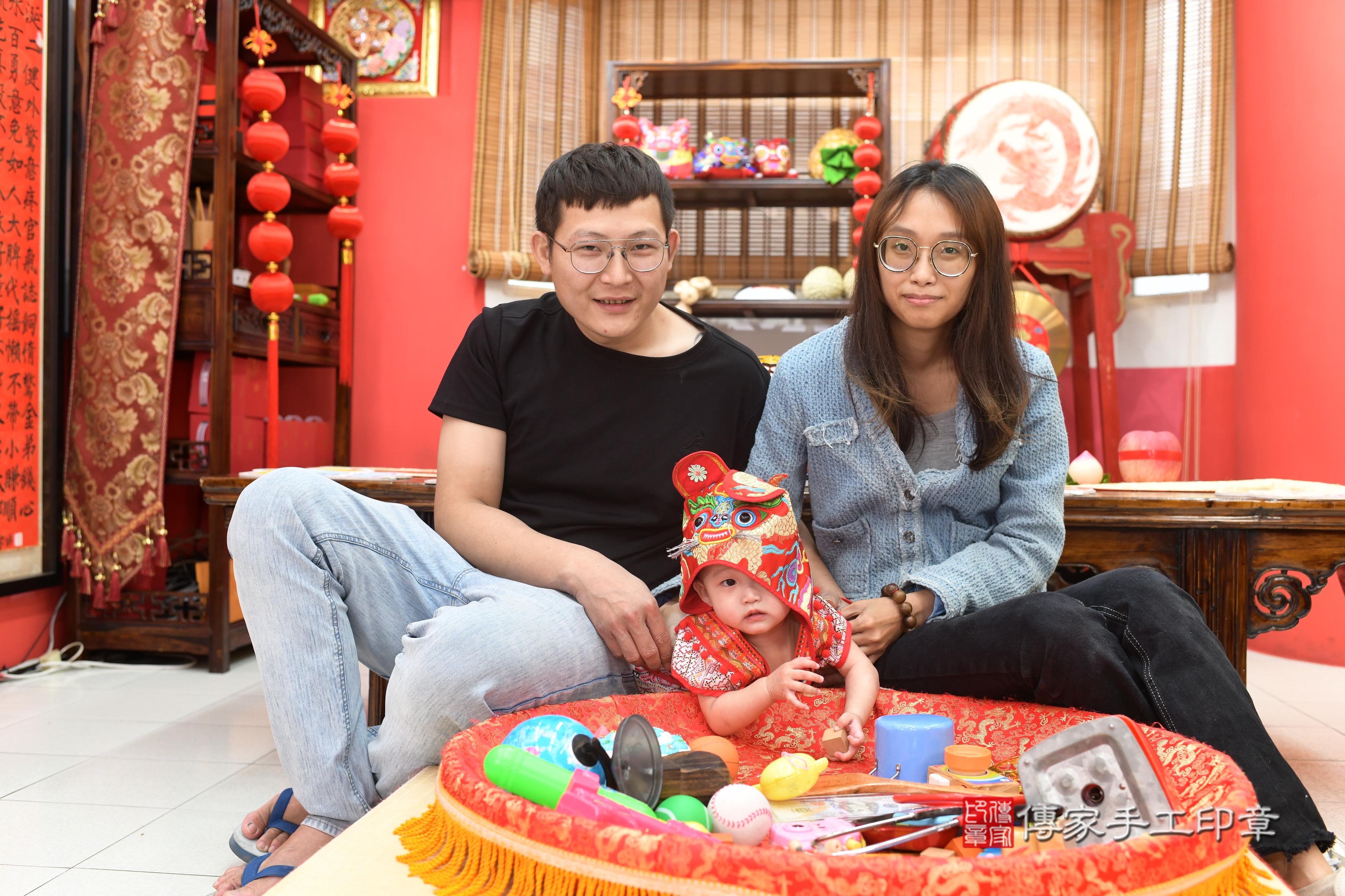 傳家手工印章高雄店、抓周、度脺、中國風會場、傳家嬰兒古禮、吉祥話、抓周道具物品24種、拍照。抓周證書。寶寶抓周、滿周歲、生日快樂、祝福