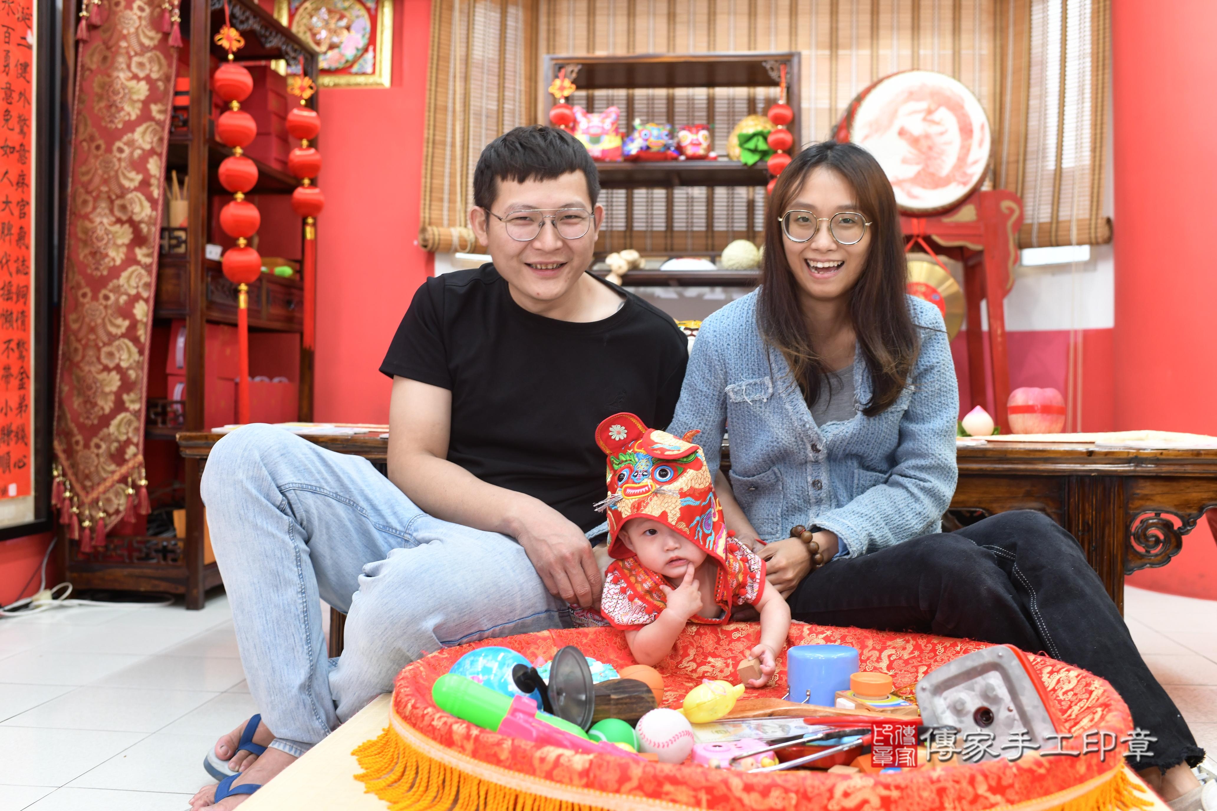 傳家手工印章高雄店、抓周、度脺、中國風會場、傳家嬰兒古禮、吉祥話、抓周道具物品24種、拍照。抓周證書。寶寶抓周、滿周歲、生日快樂、祝福