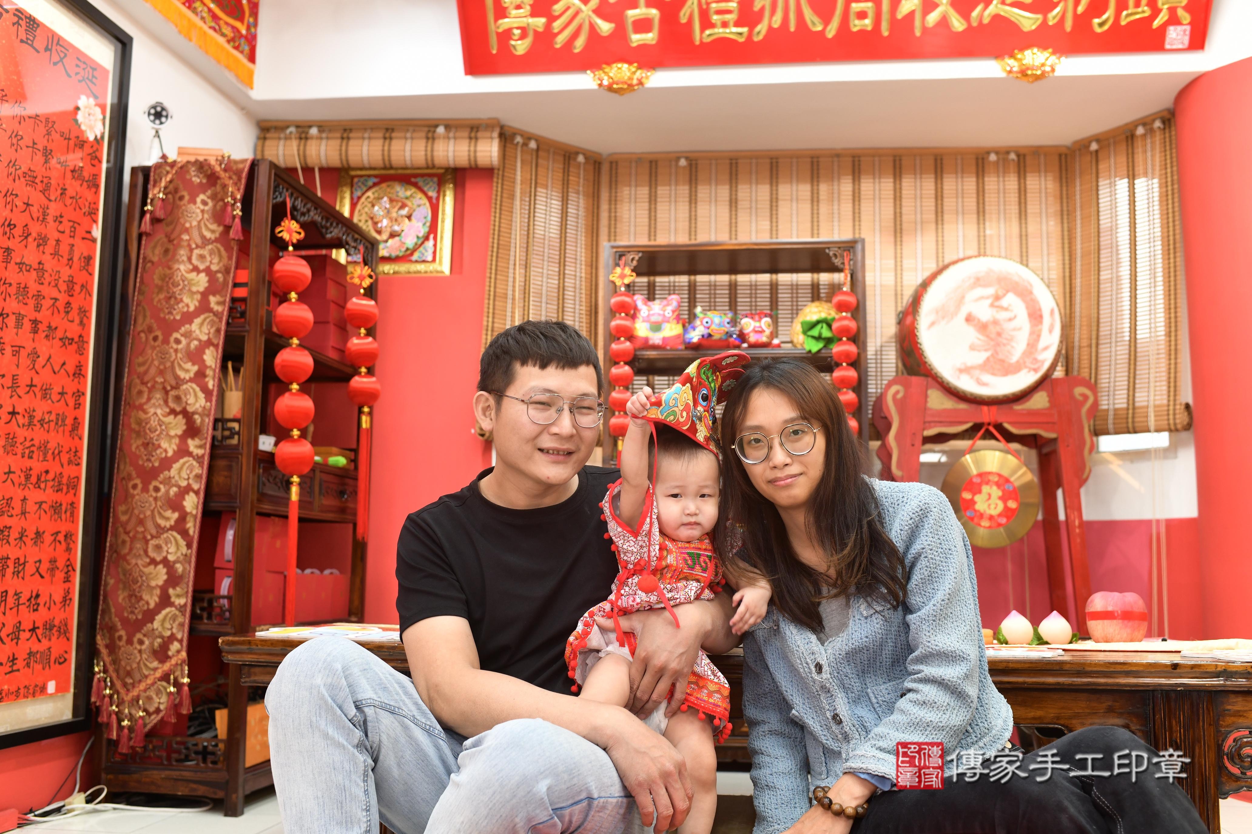 傳家手工印章高雄店、抓周、度脺、中國風會場、傳家嬰兒古禮、吉祥話、抓周道具物品24種、拍照。抓周證書。寶寶抓周、滿周歲、生日快樂、祝福