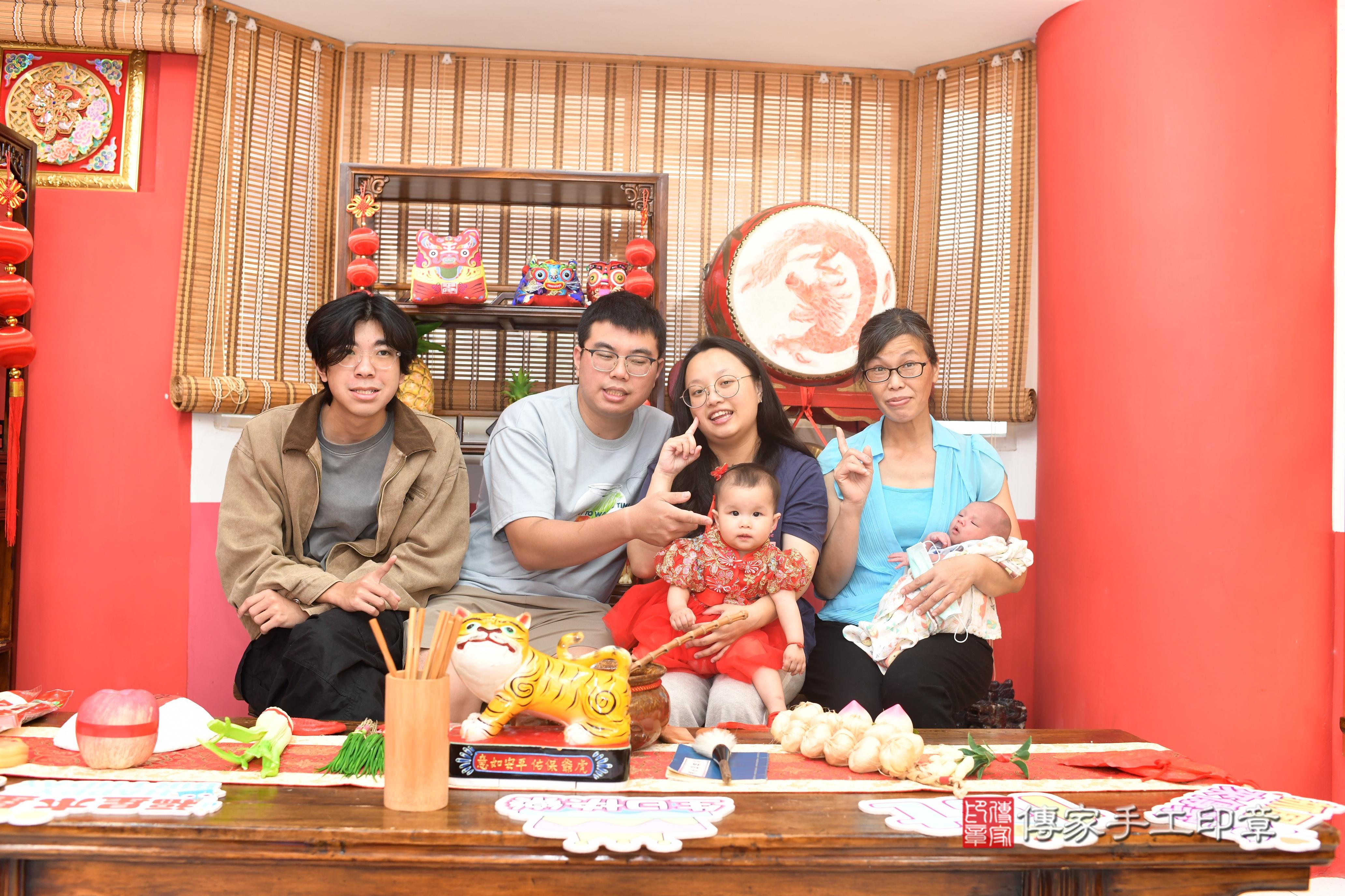 傳家手工印章高雄店、抓周、度脺、中國風會場、傳家嬰兒古禮、吉祥話、抓周道具物品24種、拍照。抓周證書。寶寶抓周、滿周歲、生日快樂、祝福