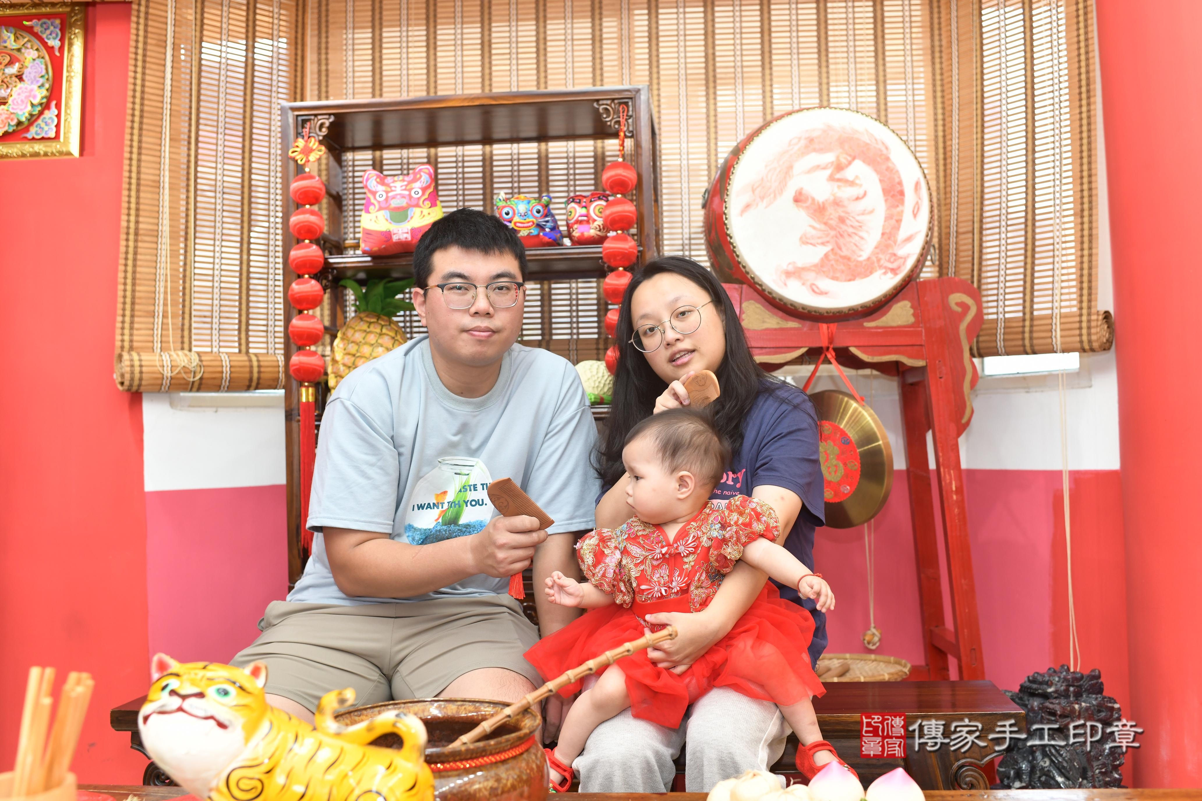 傳家手工印章高雄店、抓周、度脺、中國風會場、傳家嬰兒古禮、吉祥話、抓周道具物品24種、拍照。抓周證書。寶寶抓周、滿周歲、生日快樂、祝福