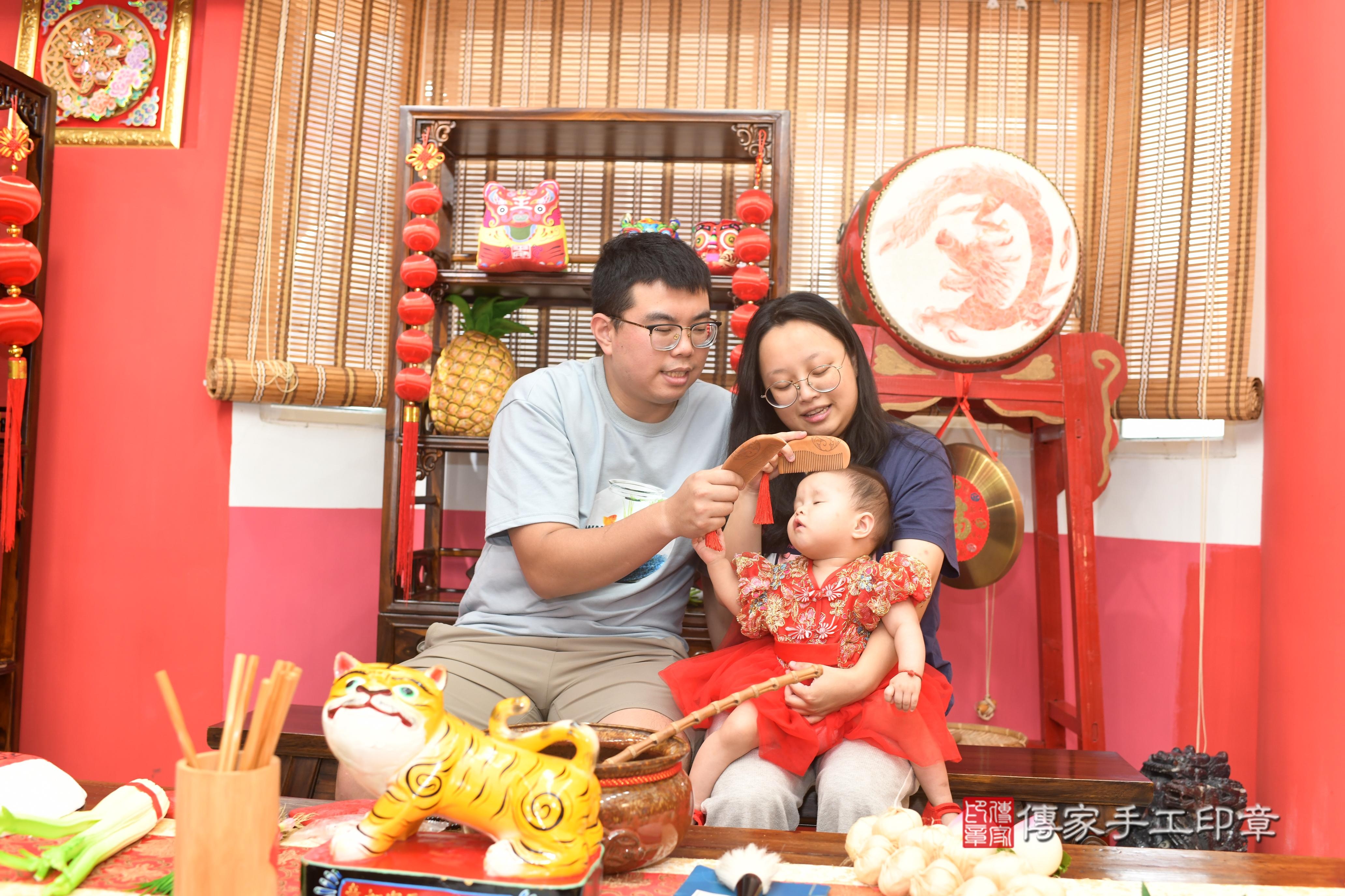傳家手工印章高雄店、抓周、度脺、中國風會場、傳家嬰兒古禮、吉祥話、抓周道具物品24種、拍照。抓周證書。寶寶抓周、滿周歲、生日快樂、祝福